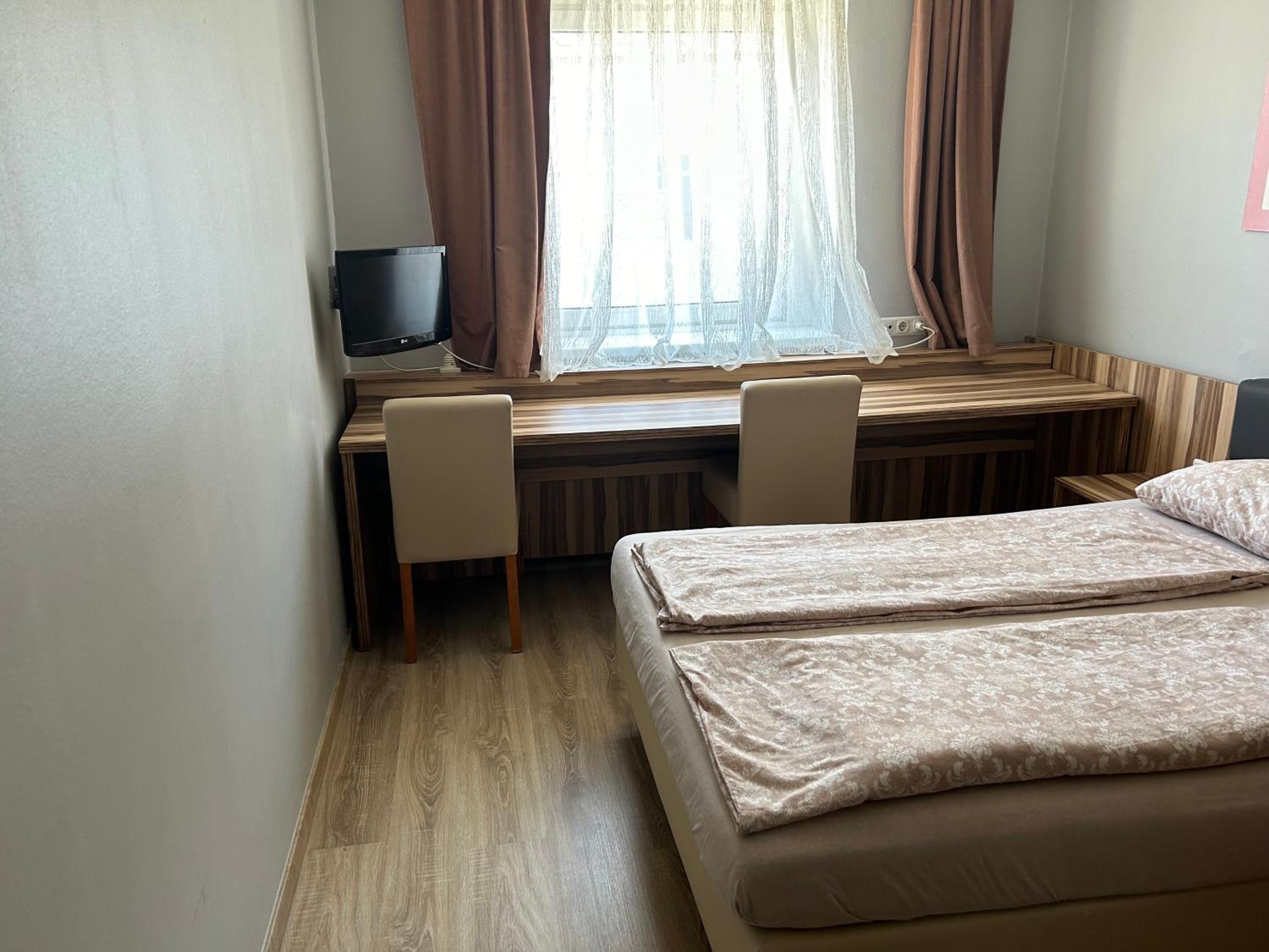 Double Room with Private Bathroom - Photo 13