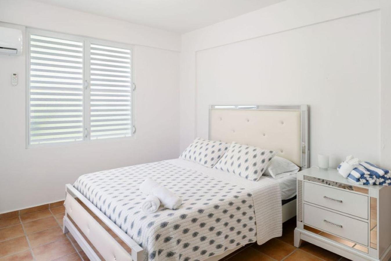 Five-Bedroom House photo 2