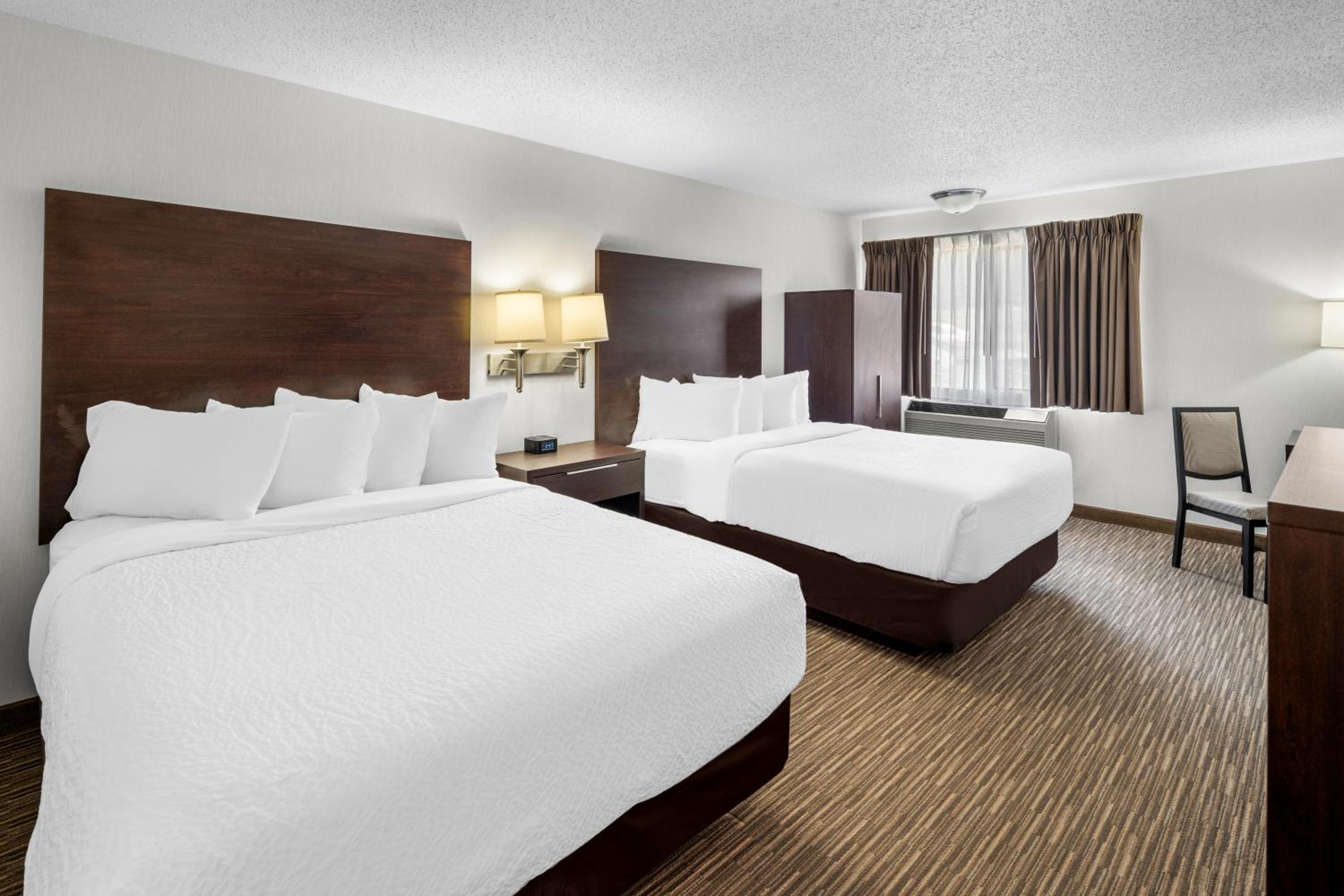 Queen Room with Two Queen Beds - Non-Smoking photo 3