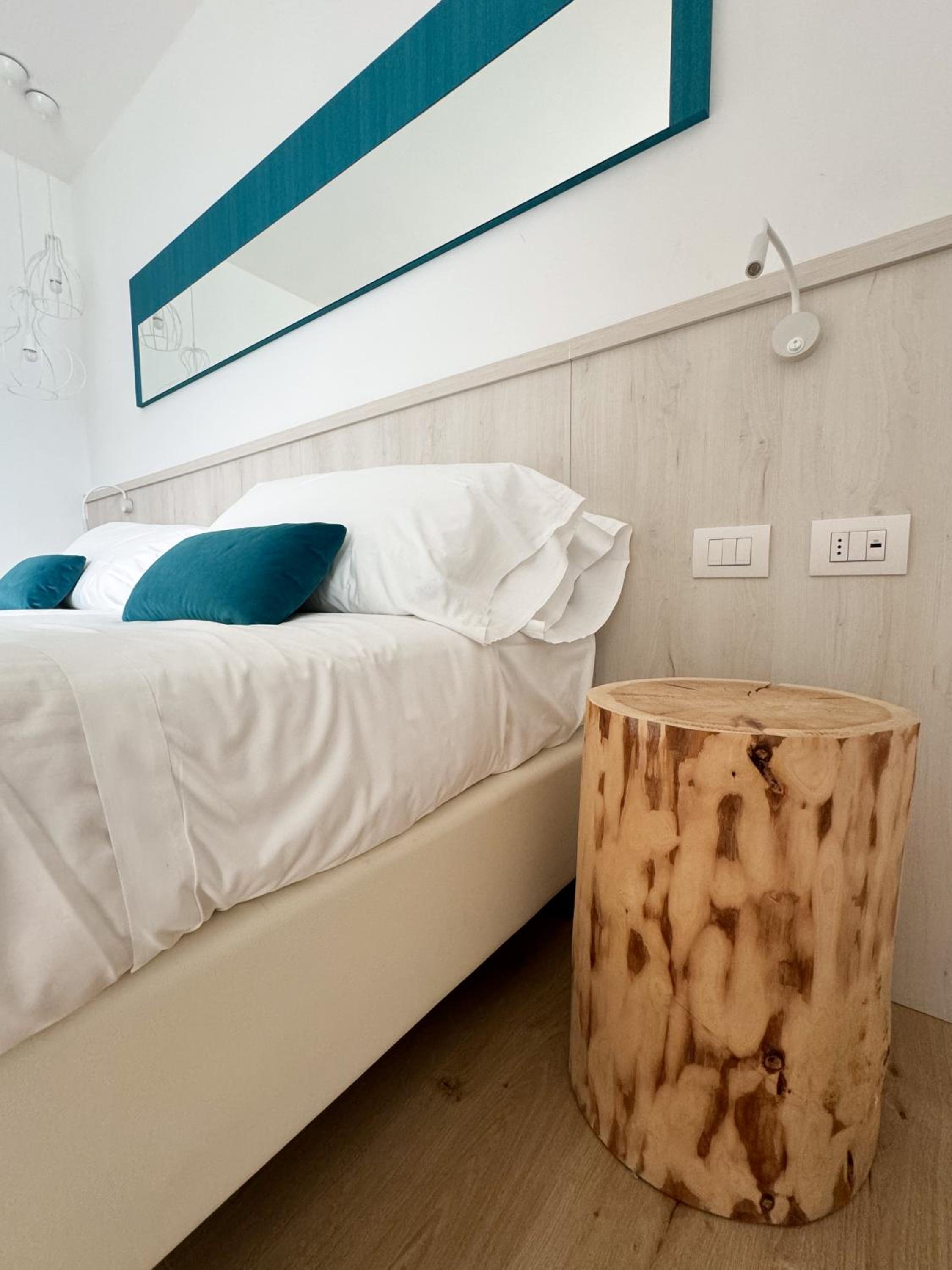 Deluxe Double Room with Side Sea View - Photo 10