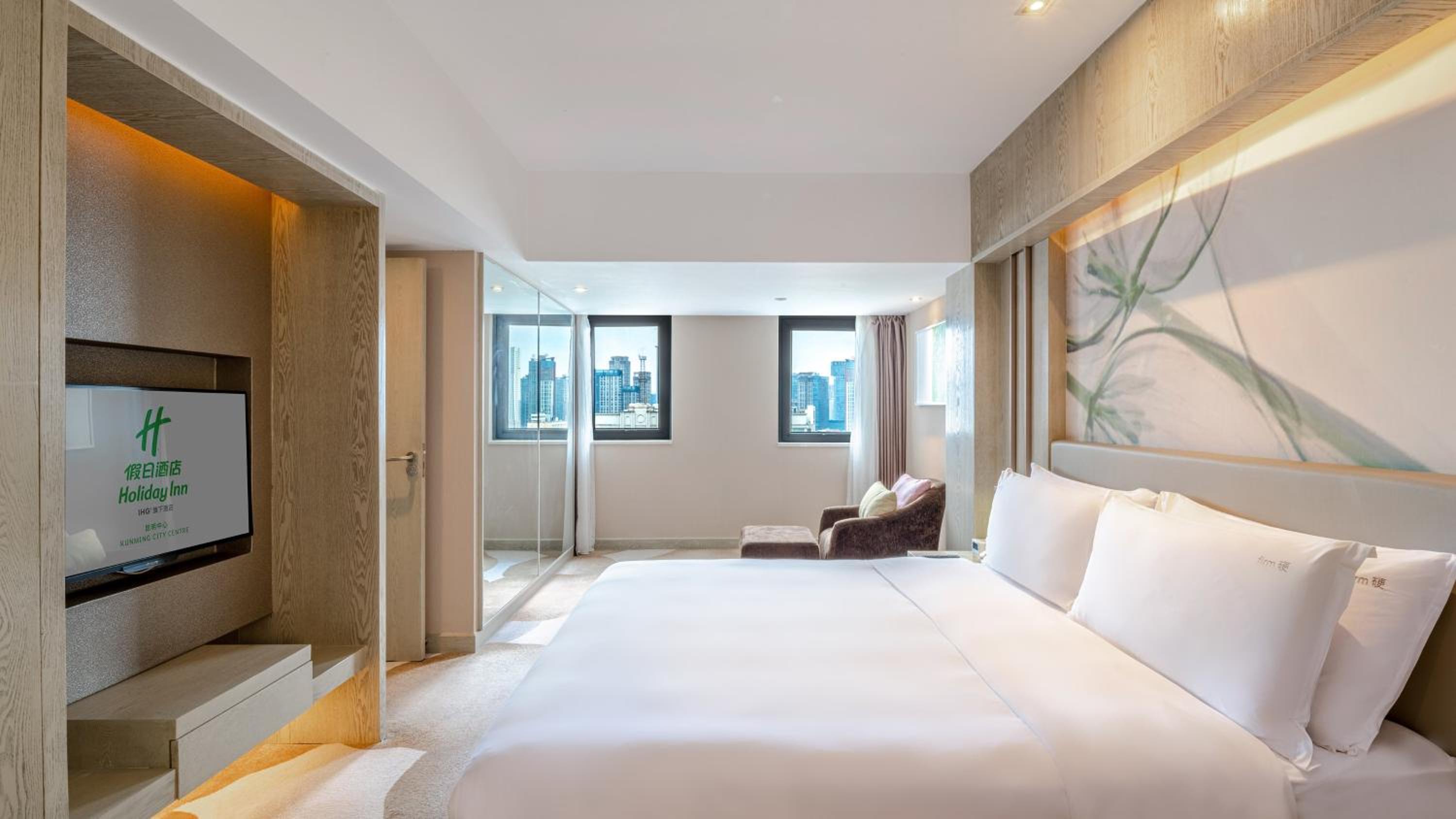 One-Bedroom Suite with City View - Photo 4