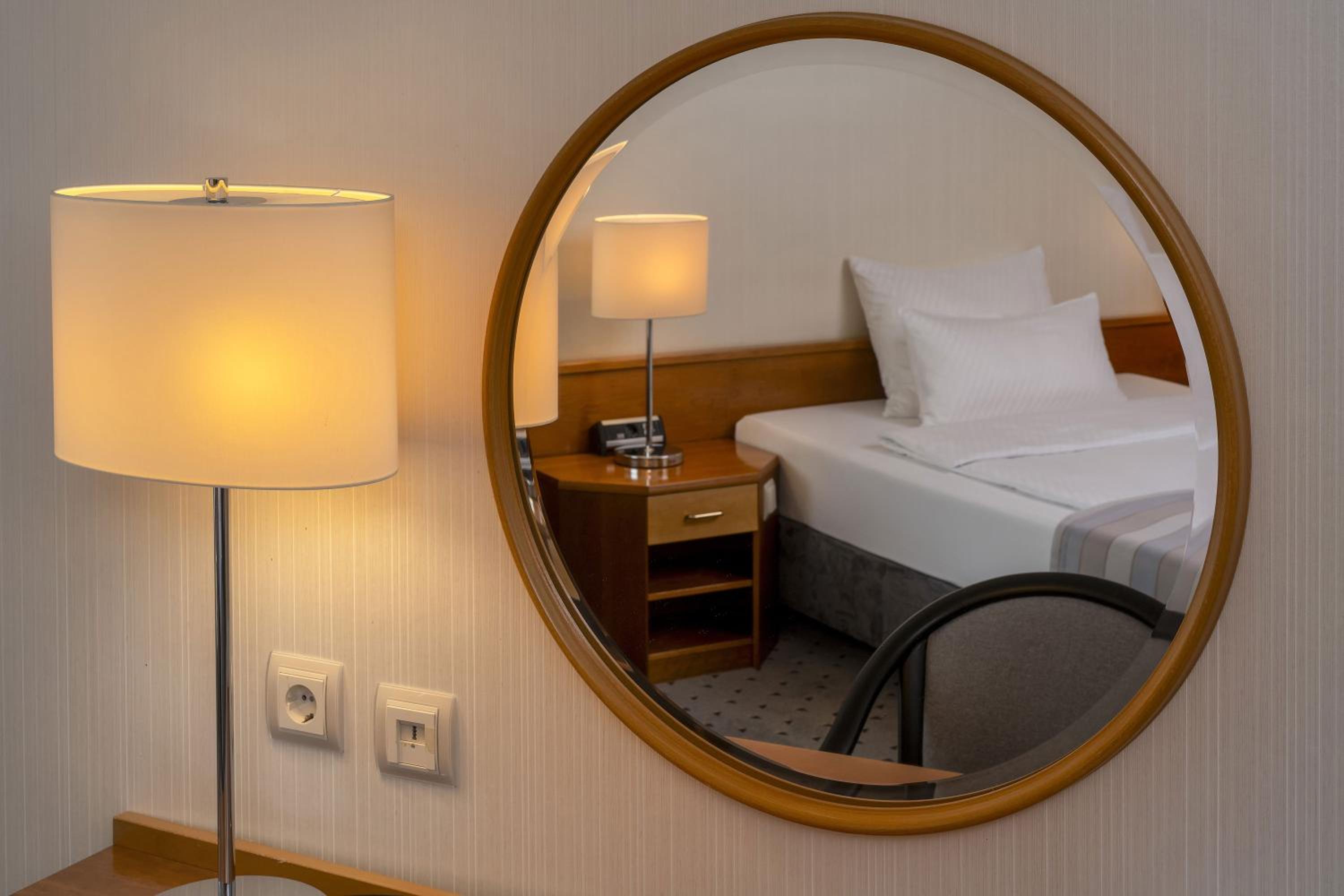 Classic Single Room thumbnail 6