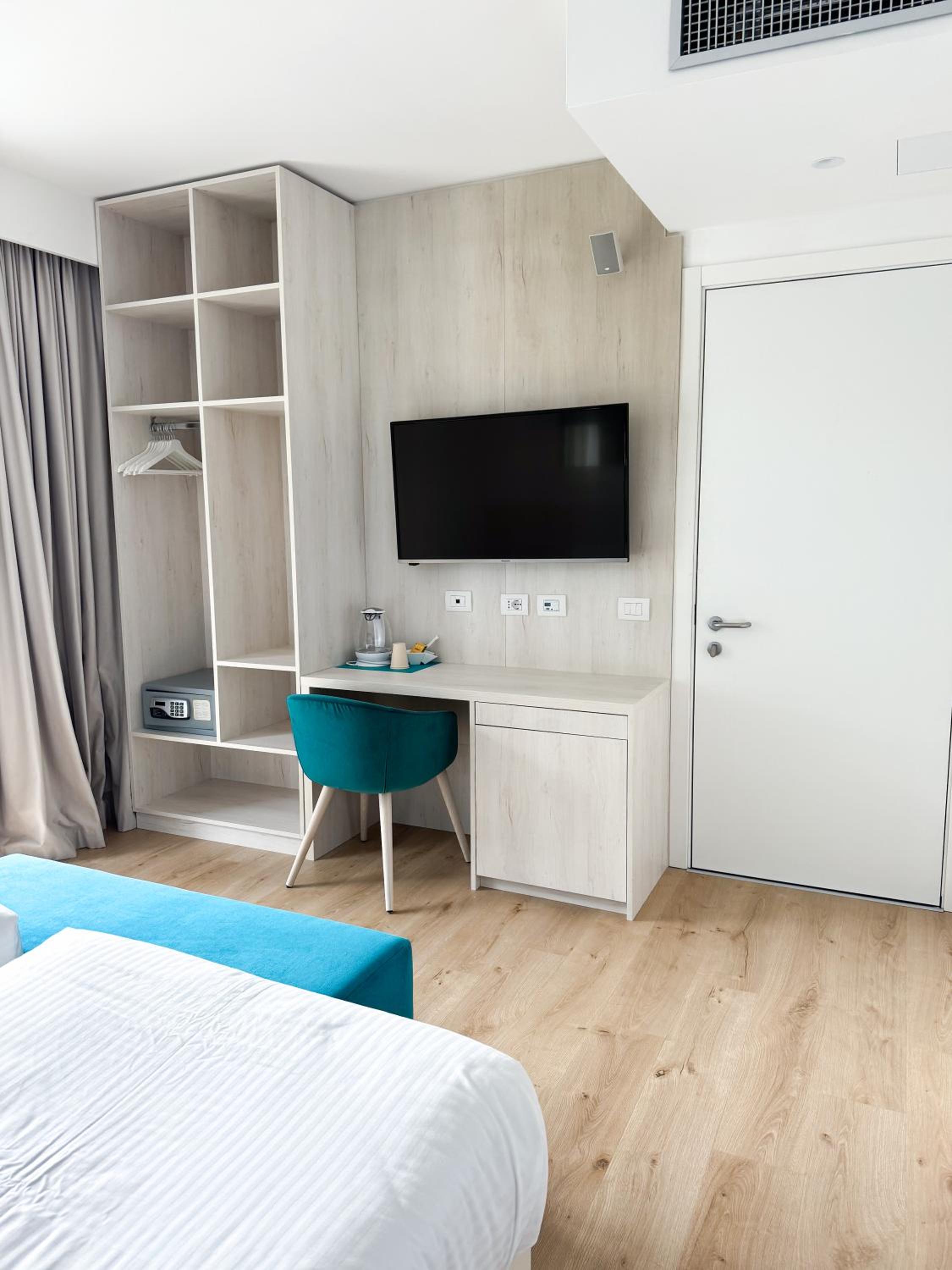 Deluxe Double Room with Side Sea View - Photo 11