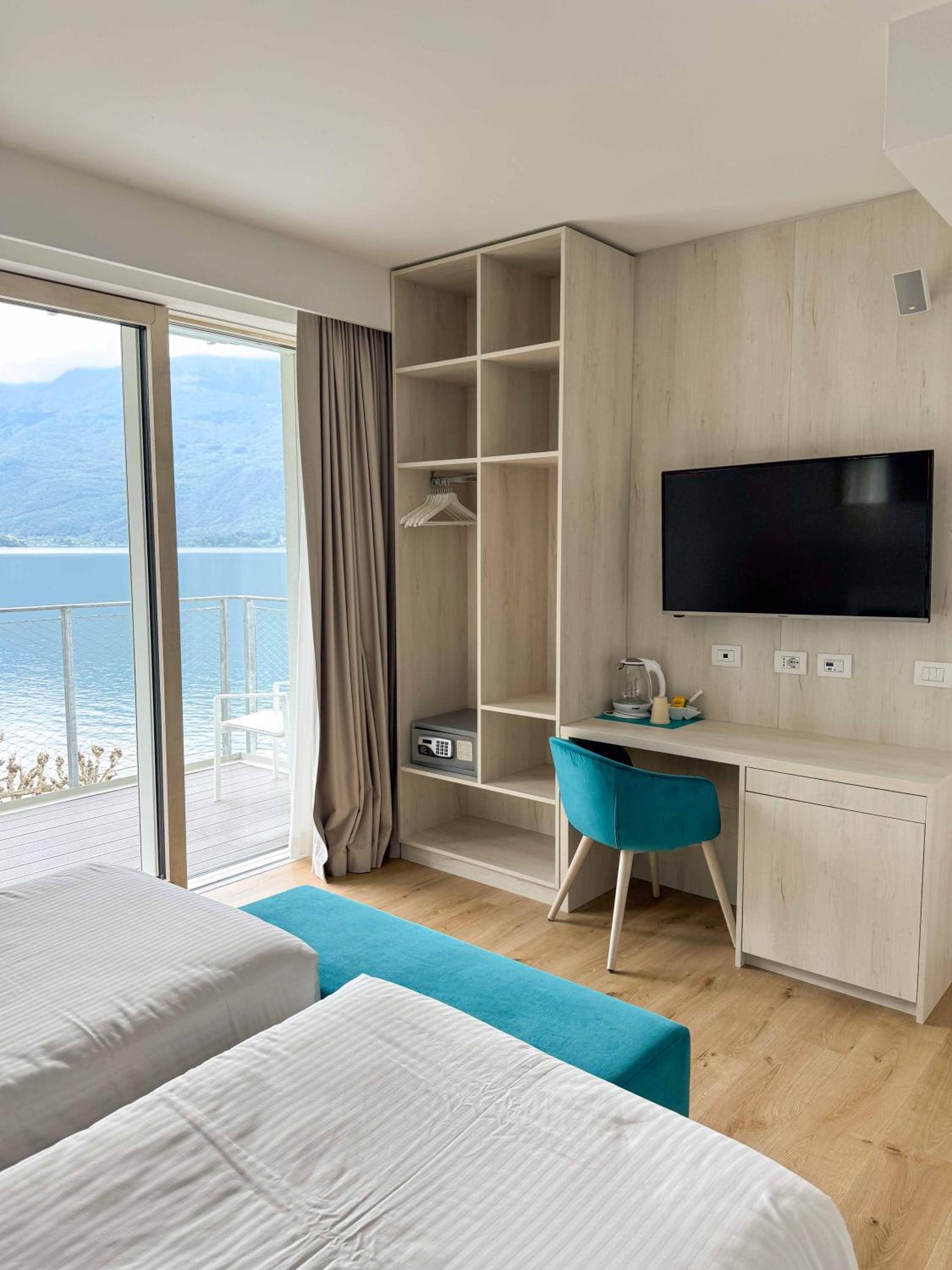 Deluxe Double Room with Side Sea View - Photo 9