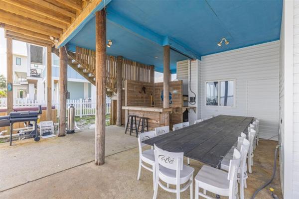 Eight-Bedroom House photo 3