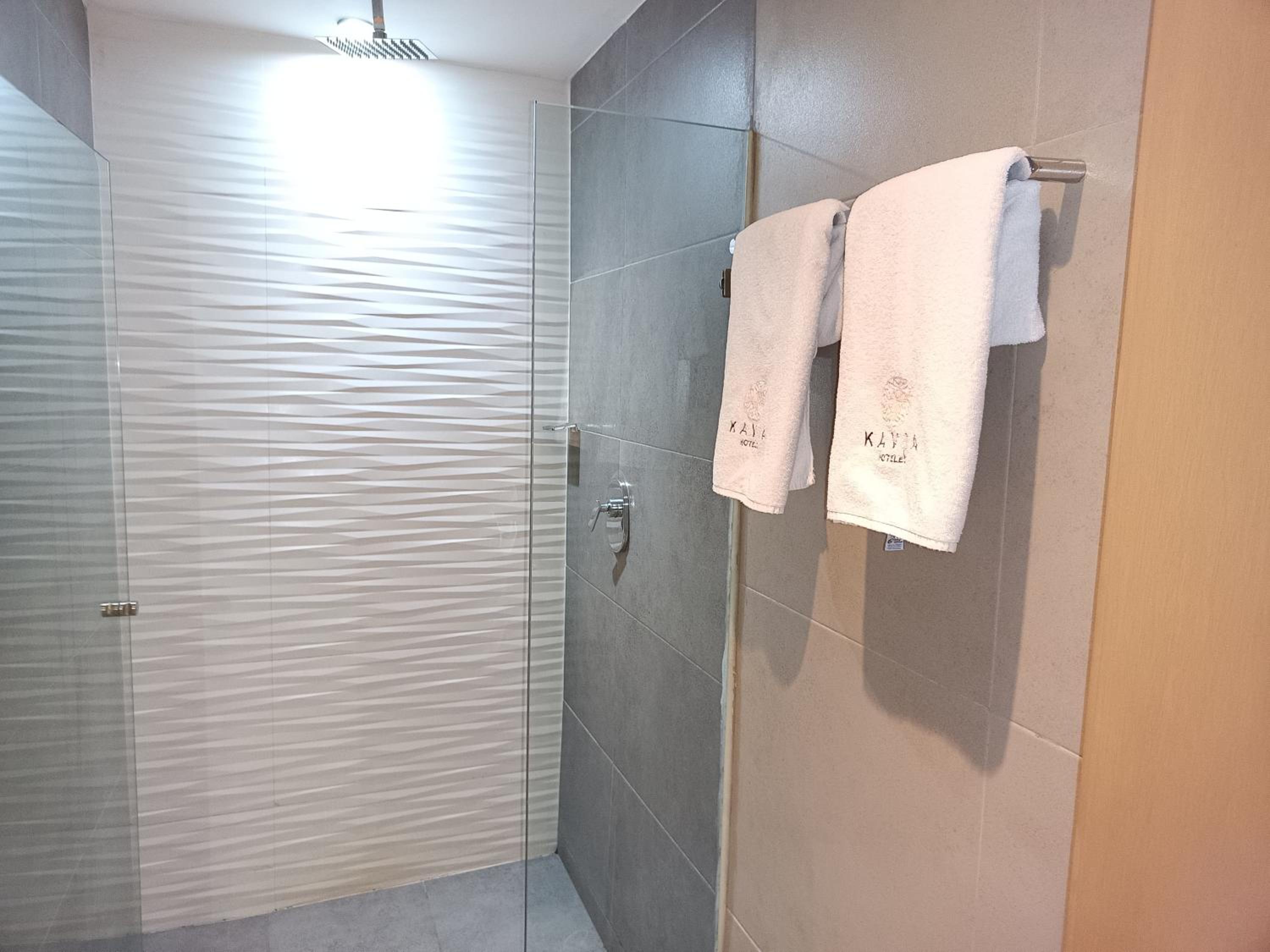Deluxe Double Room - Photo 11