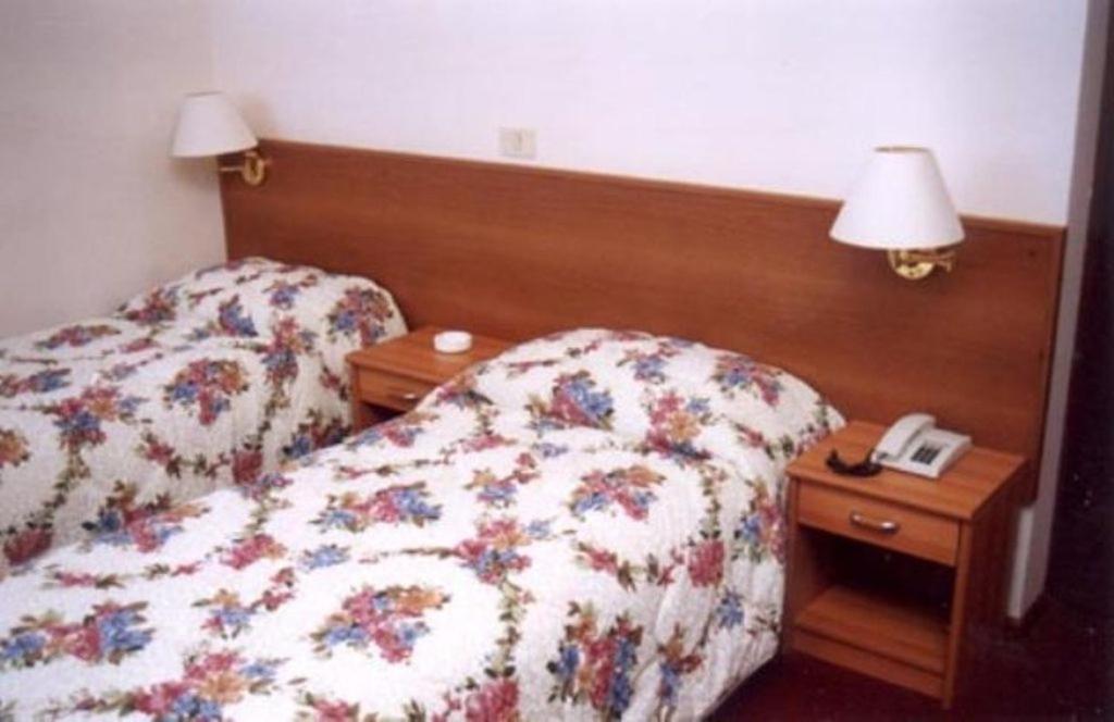 Triple Room with 3 Single Beds photo 2