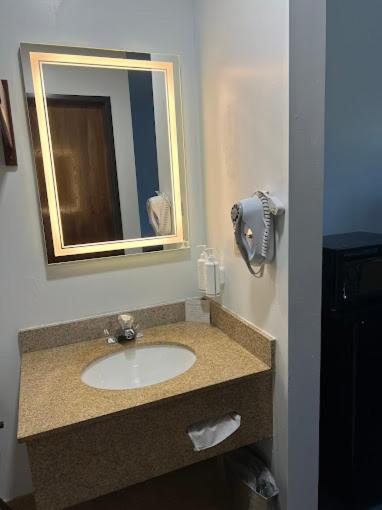 King Room - Non-Smoking - Photo 2