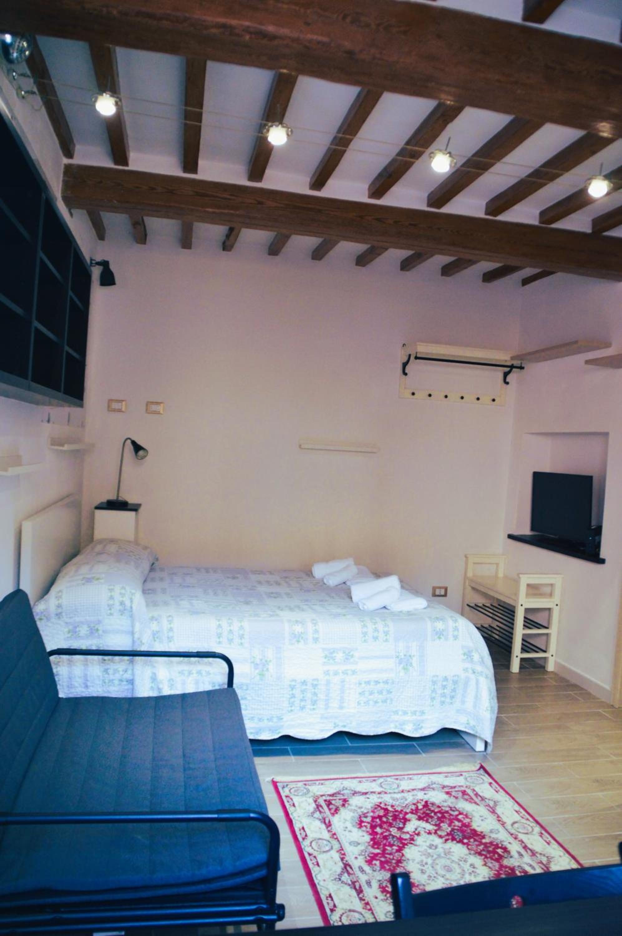 One-Bedroom Apartment photo 1