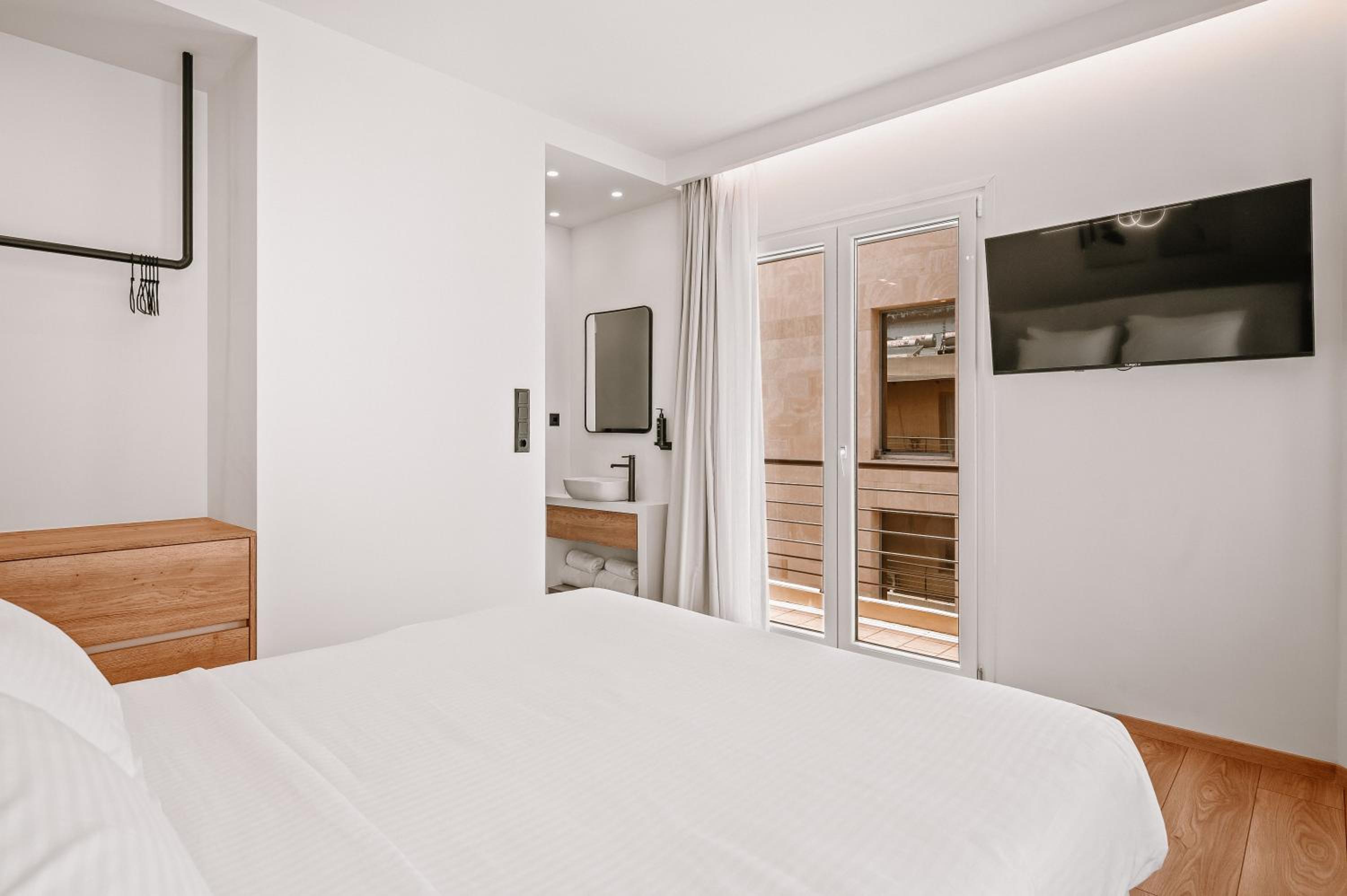 Deluxe Double Room with Balcony photo 3