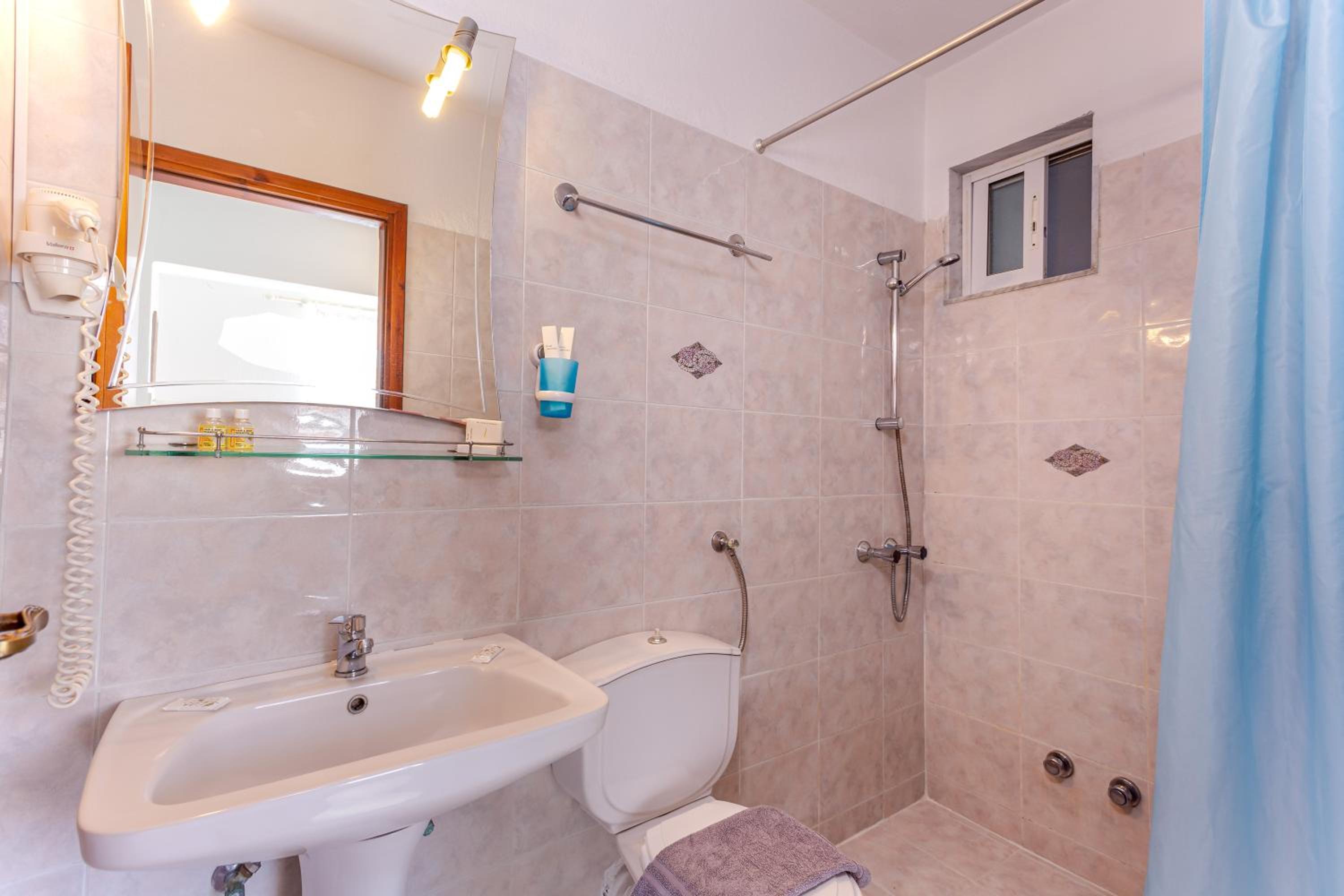 Standard Double Room - Photo 4