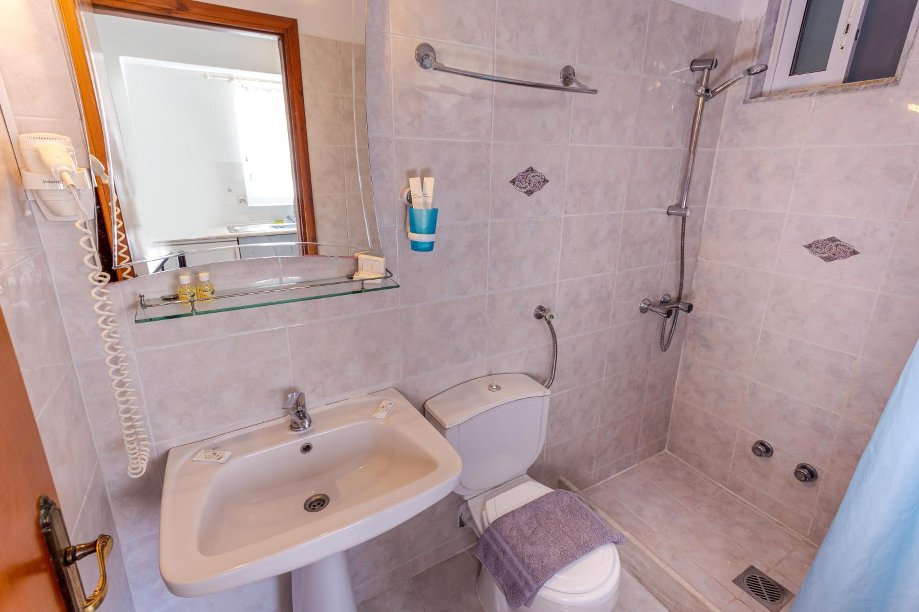 Standard Double Room - Photo 3