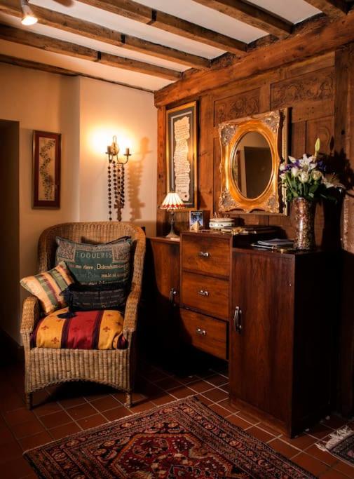 Five-Bedroom House photo 3