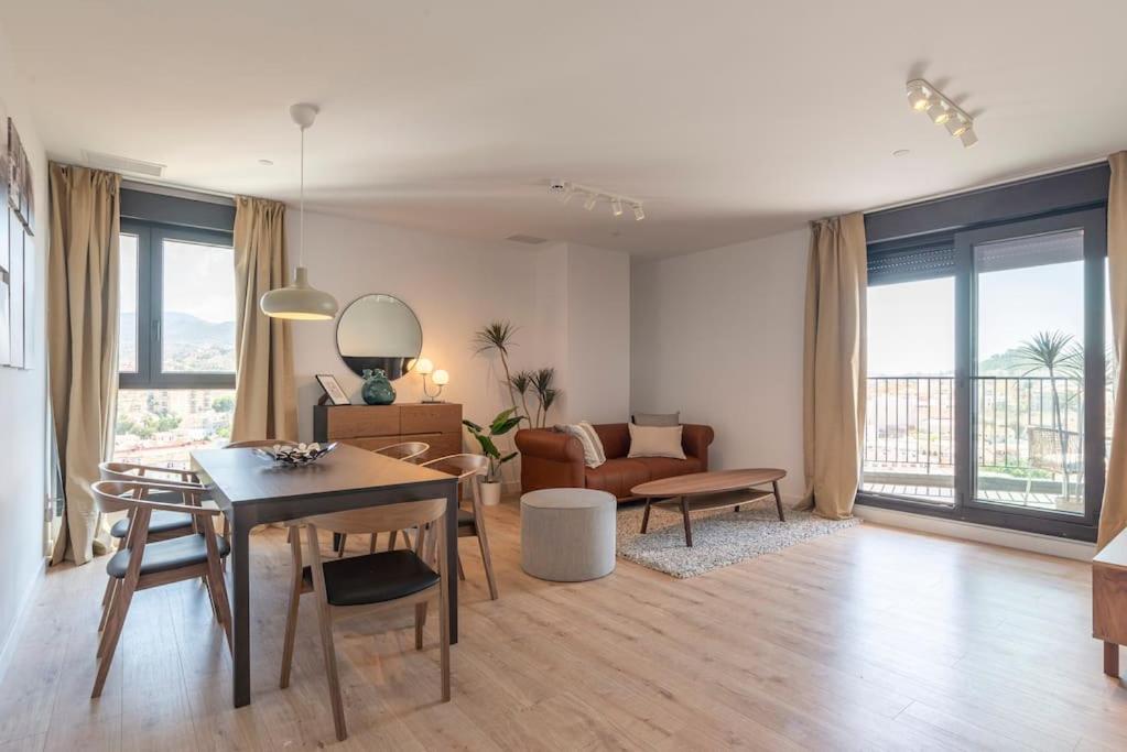 Apartamento Premium de Tres Habitaciones con Balcón