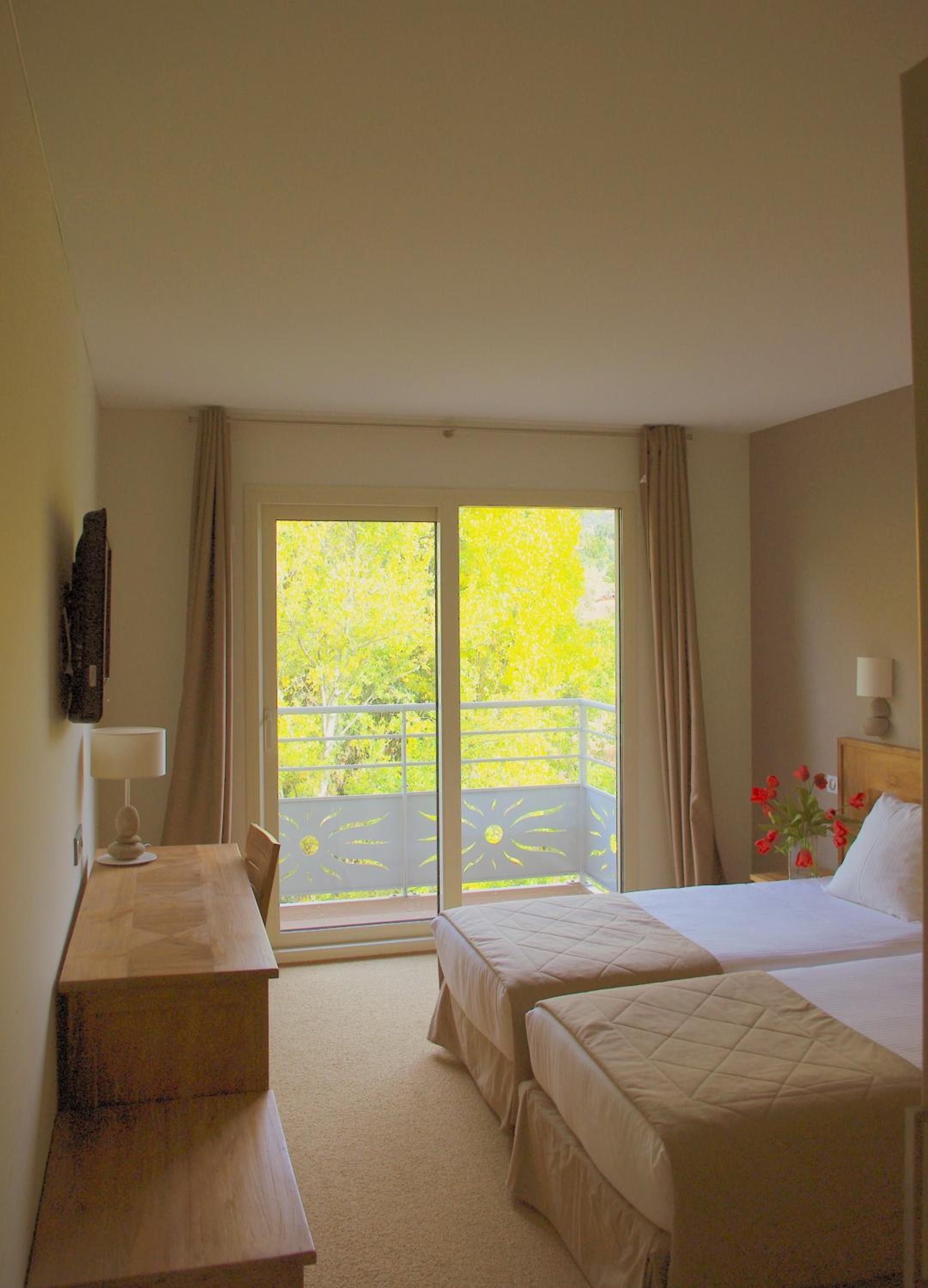 Double or Twin Room with Countryside View - Photo 2