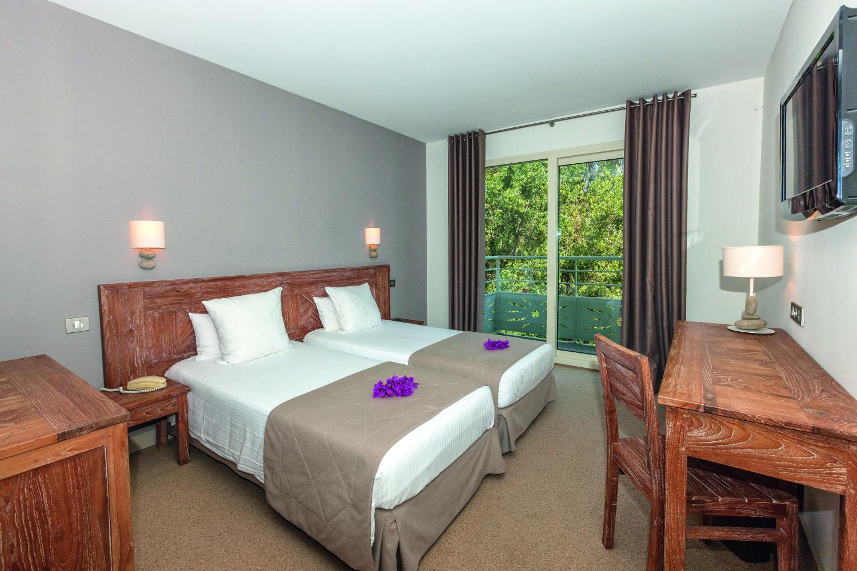 Double or Twin Room with Countryside View - Photo 5