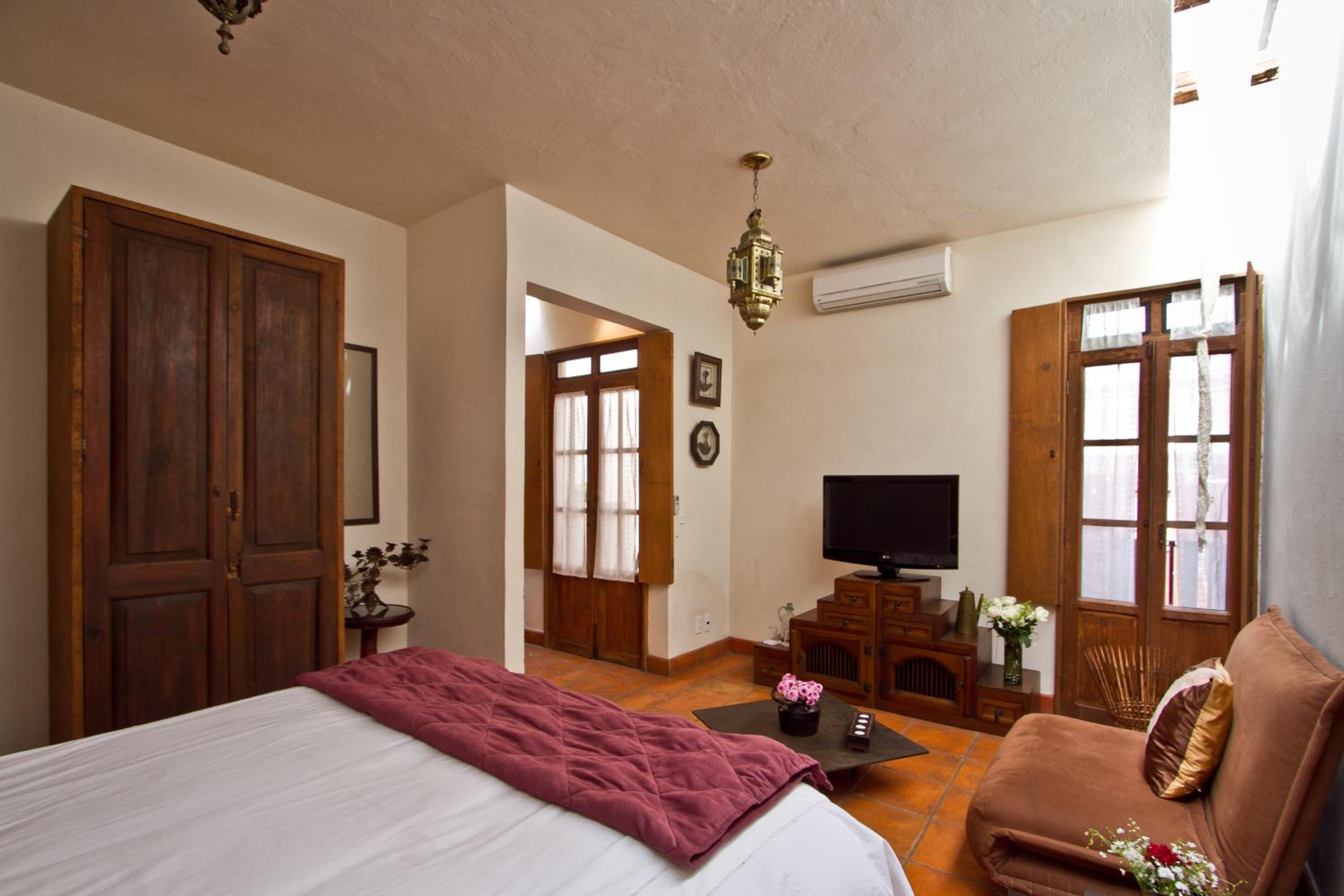 Queen Room with Two Queen Beds - Photo 3