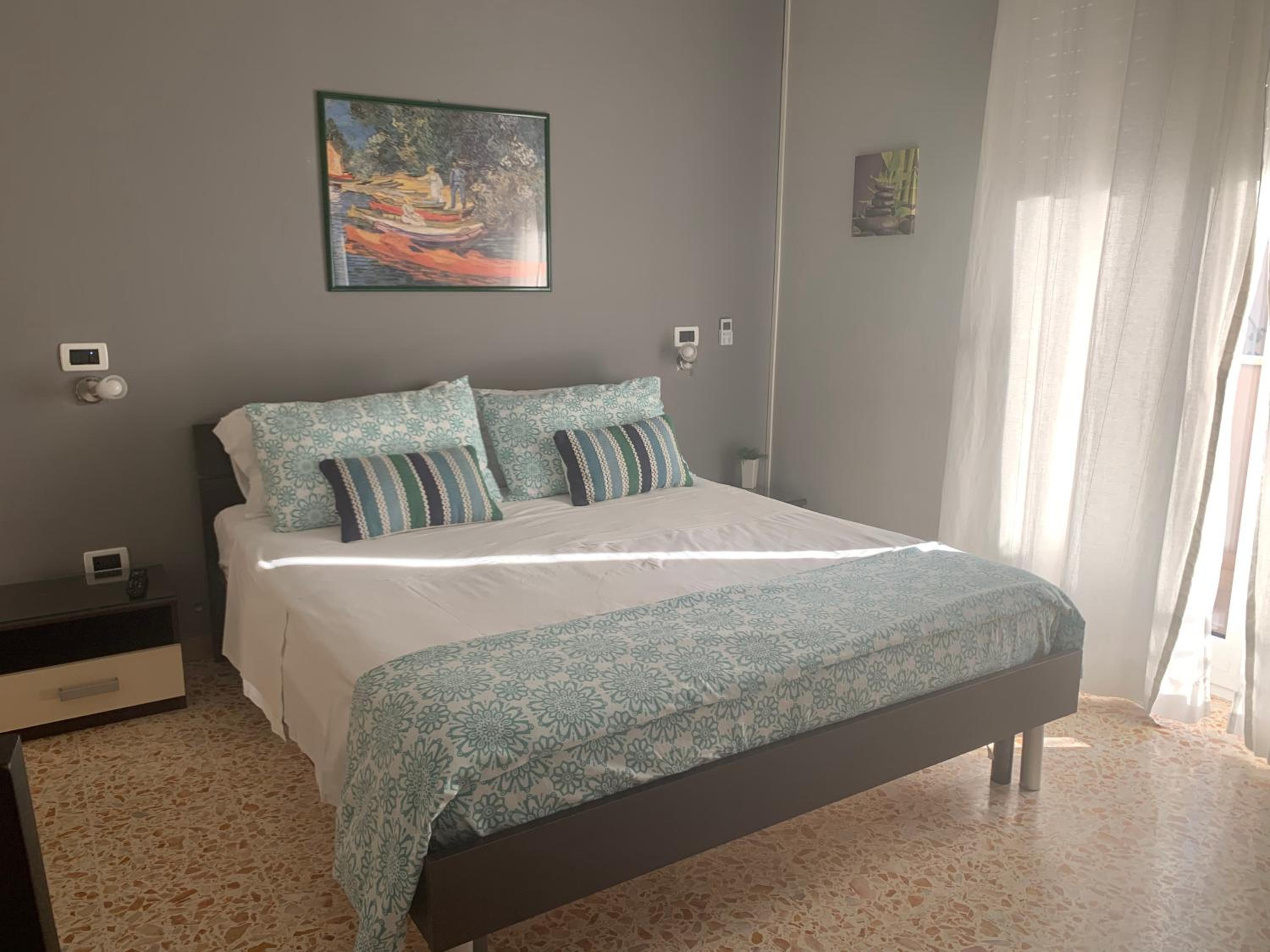 King Room with Balcony - Photo 12
