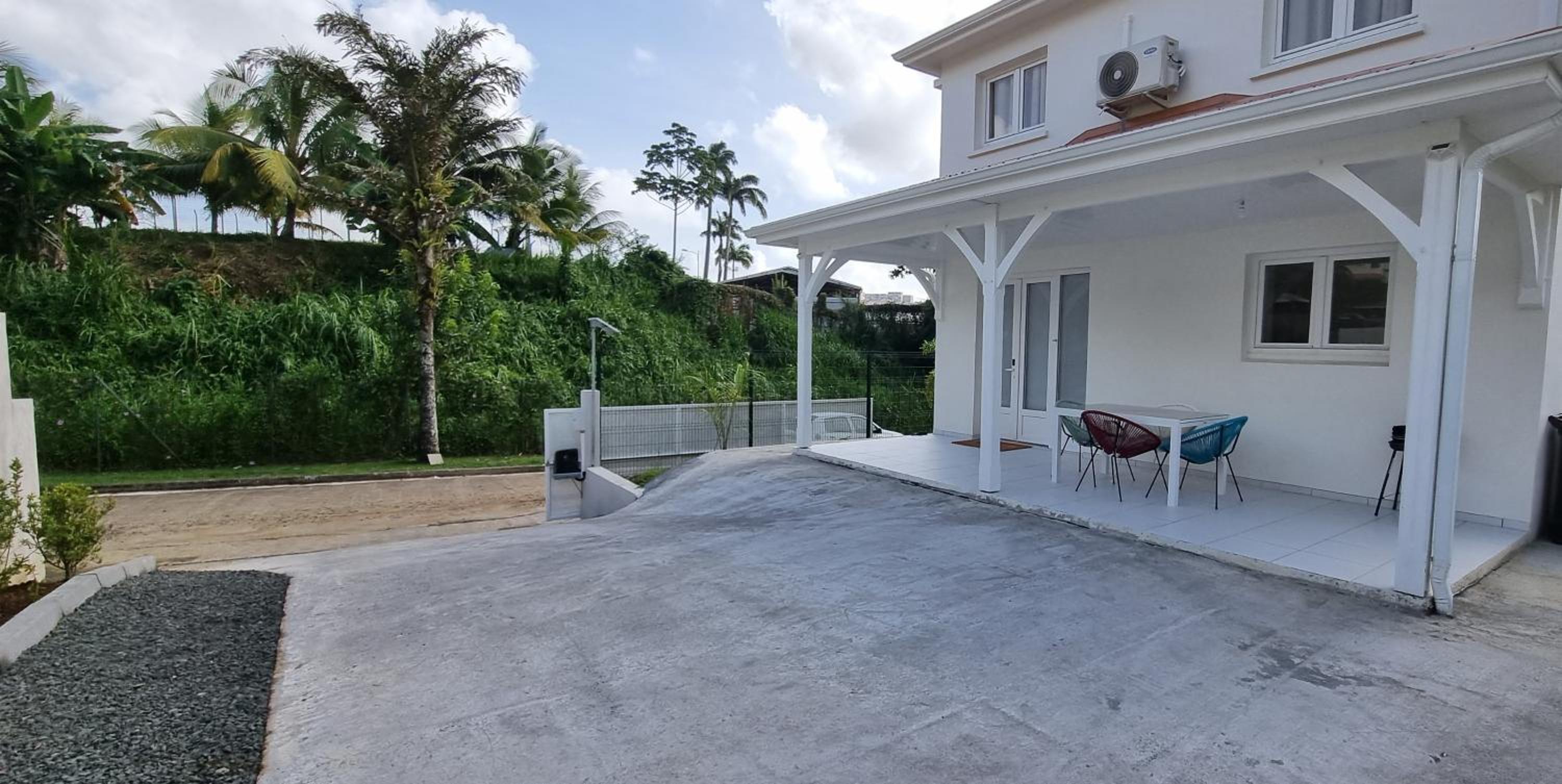 Three-Bedroom House photo 2