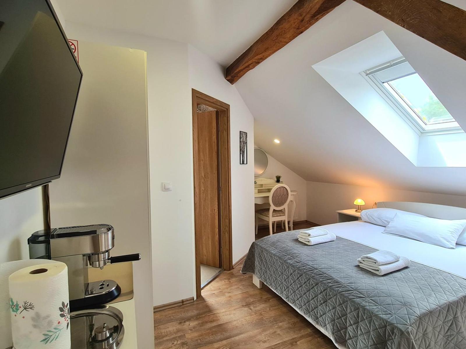 Double Room with Private Bathroom - Photo 12