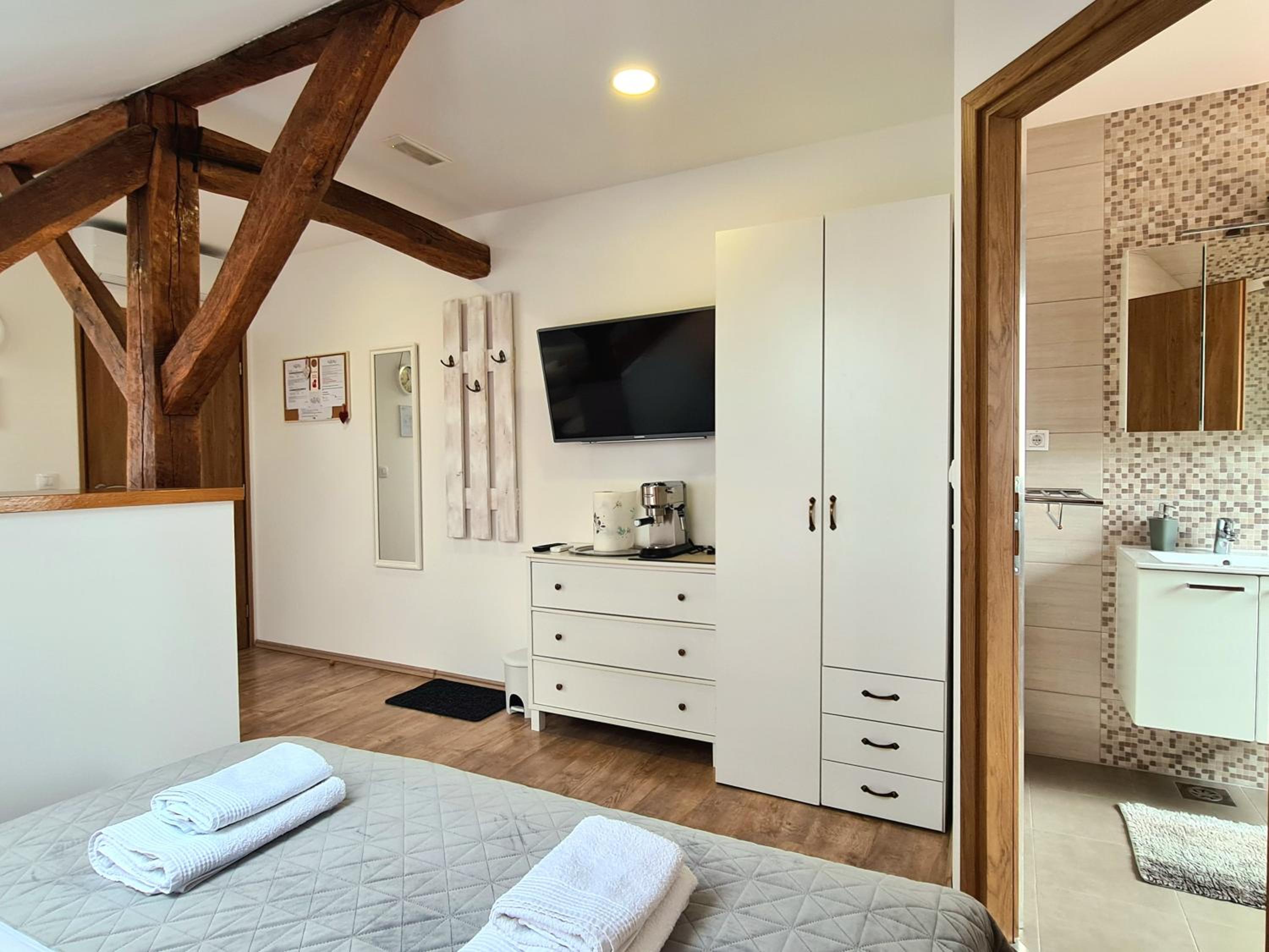 Double Room with Private Bathroom - Photo 20