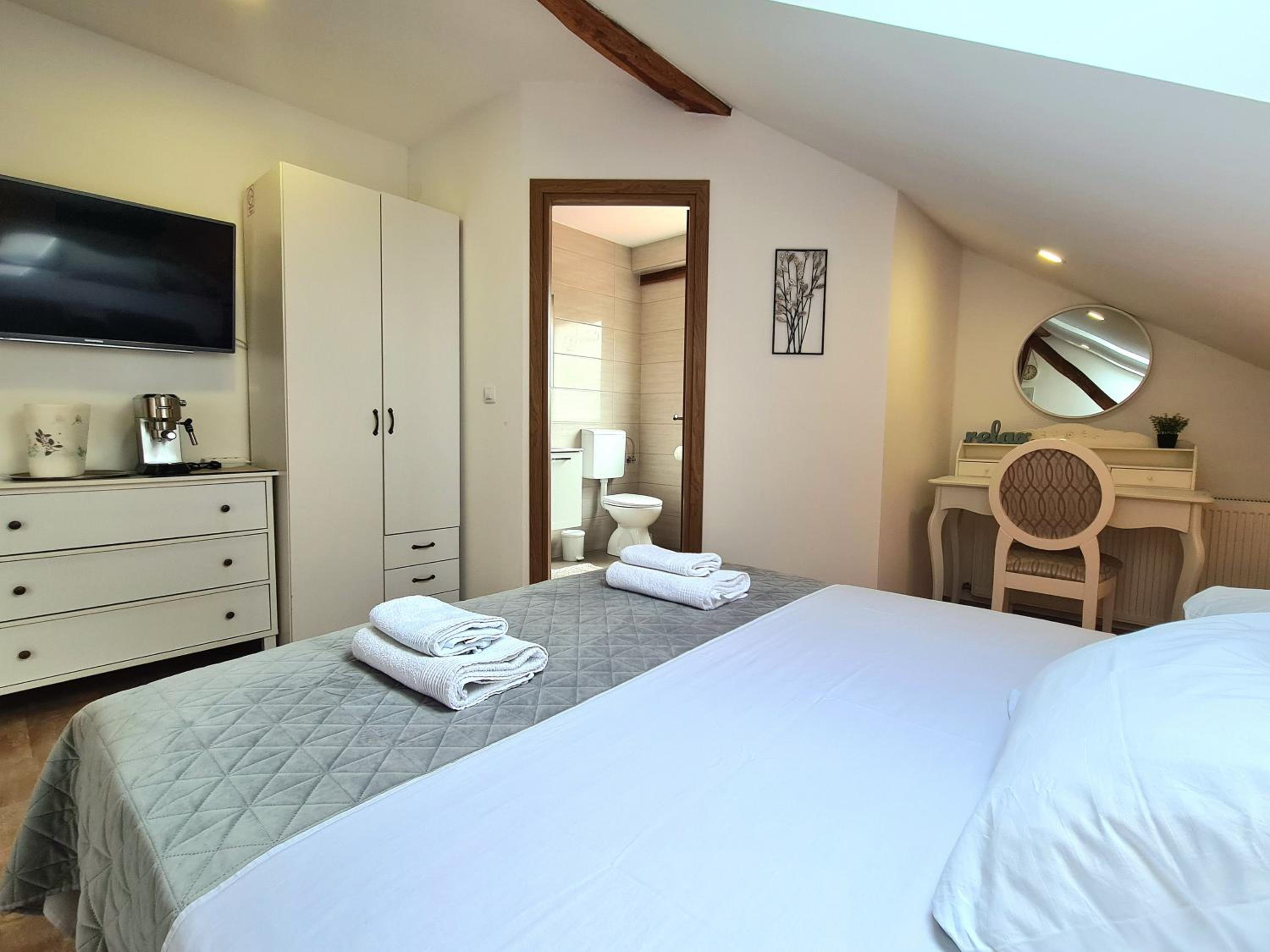 Double Room with Private Bathroom - Photo 17