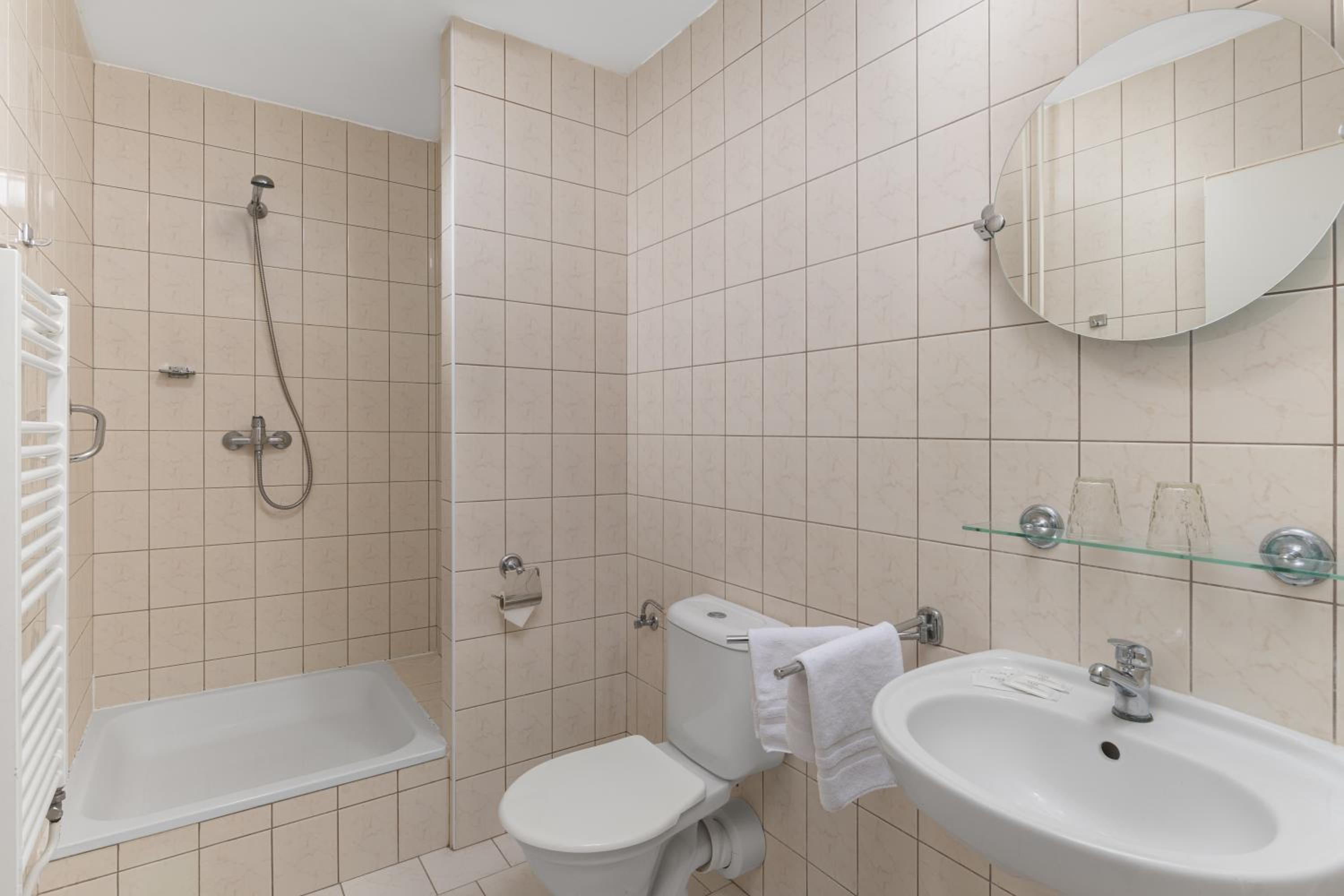 Standard Double or Twin Room - Photo 3