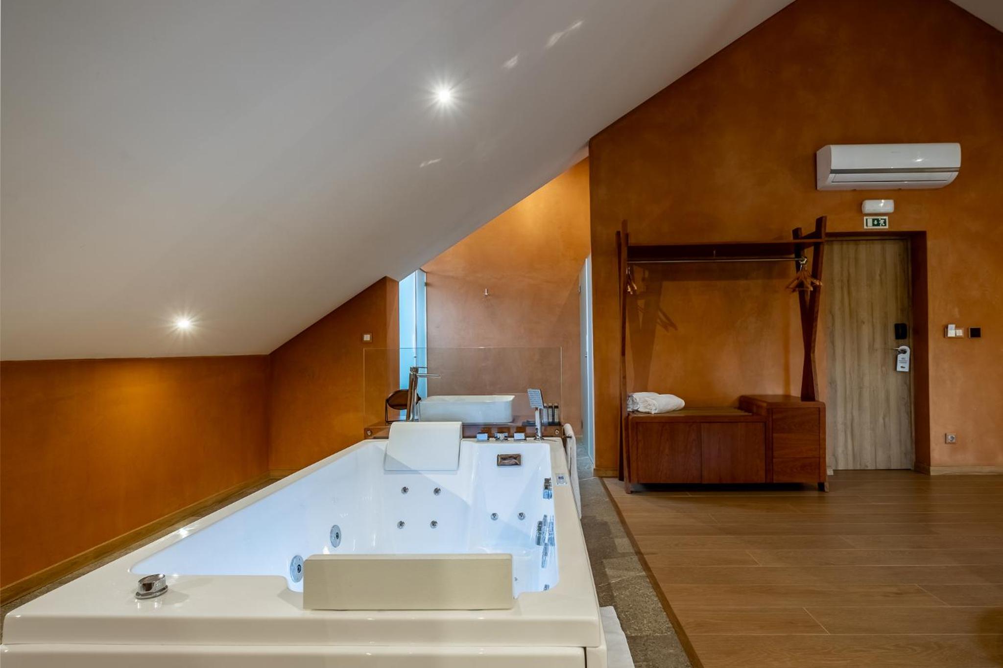 Deluxe Suite with Spa Bath - Photo 17