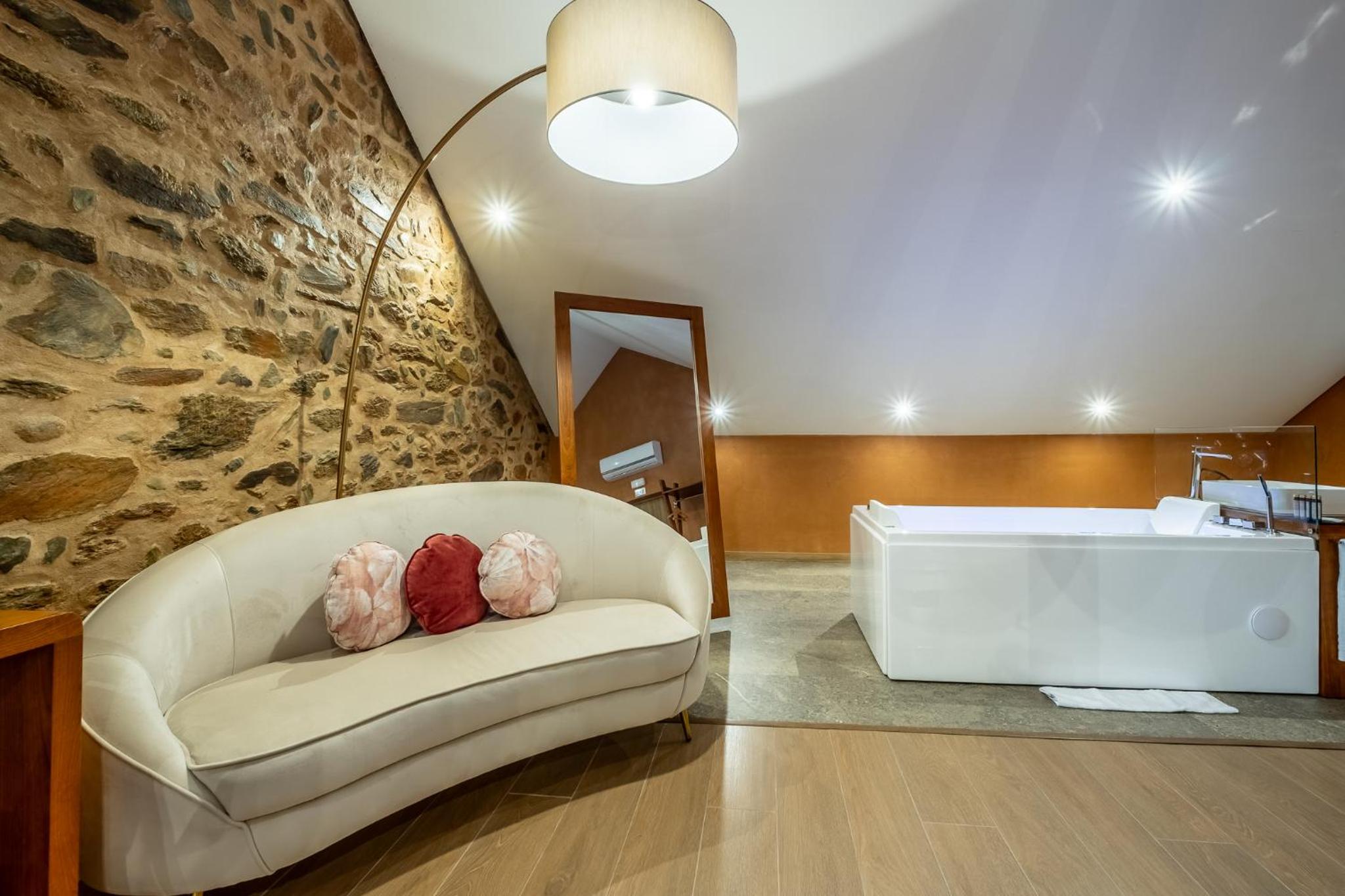 Deluxe Suite with Spa Bath - Photo 25