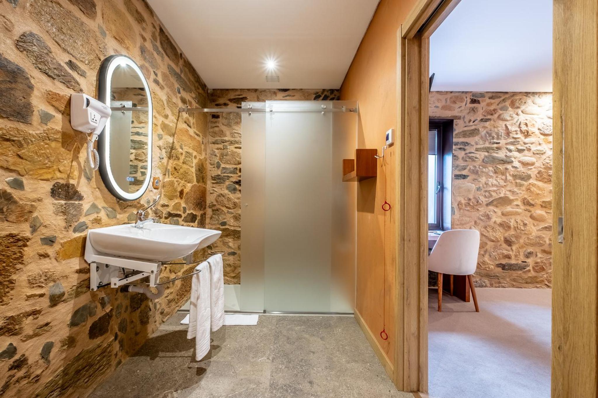Double Room - Disability Access - Photo 6