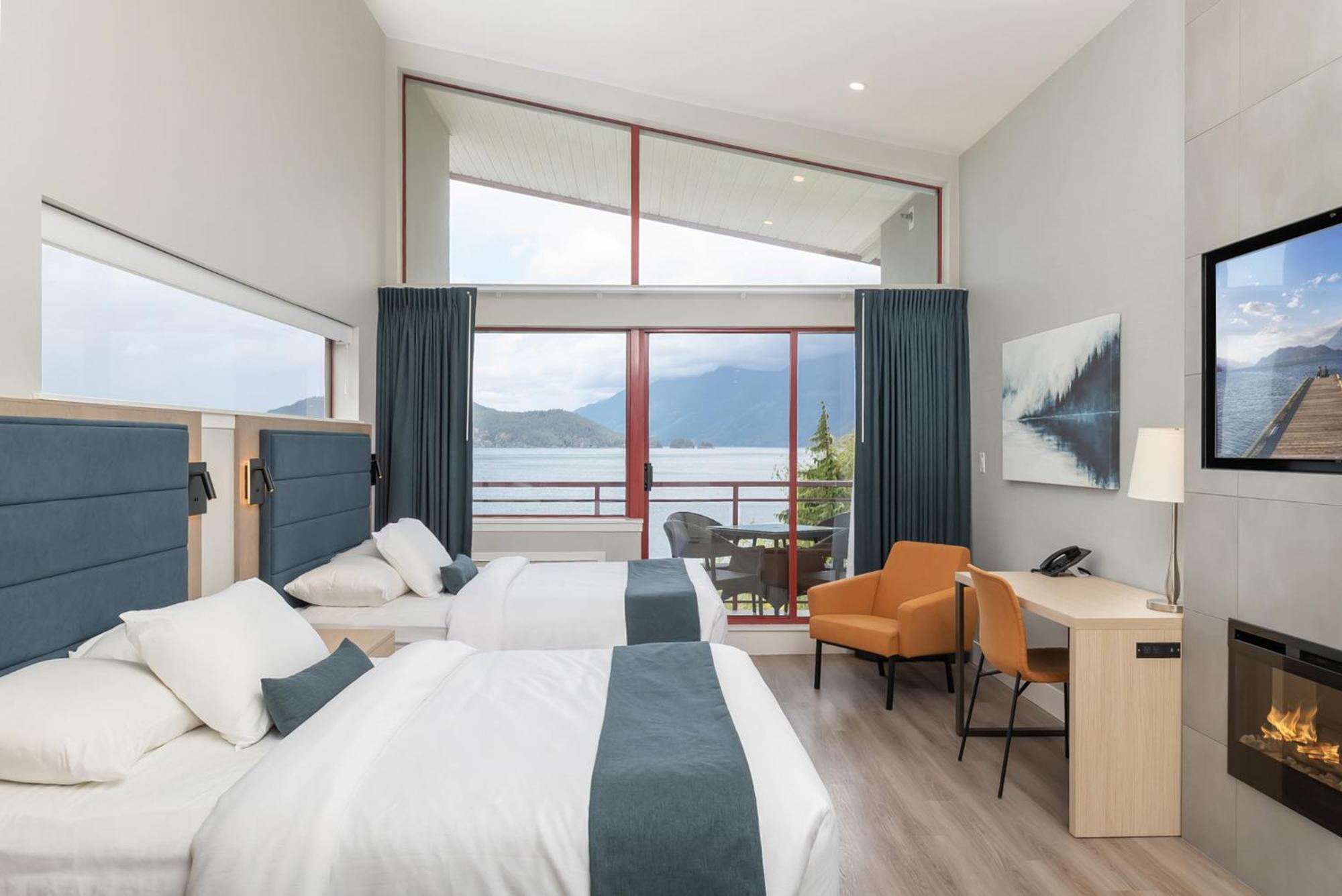 Queen Room with Two Queen Beds - Lake View photo 1