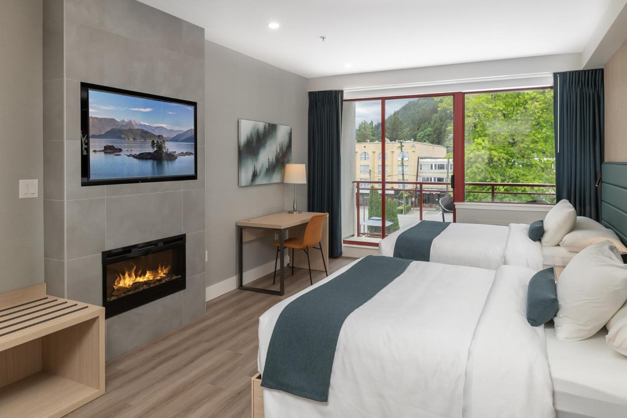 Queen Room with Two Queen Beds with Mountain View photo 1