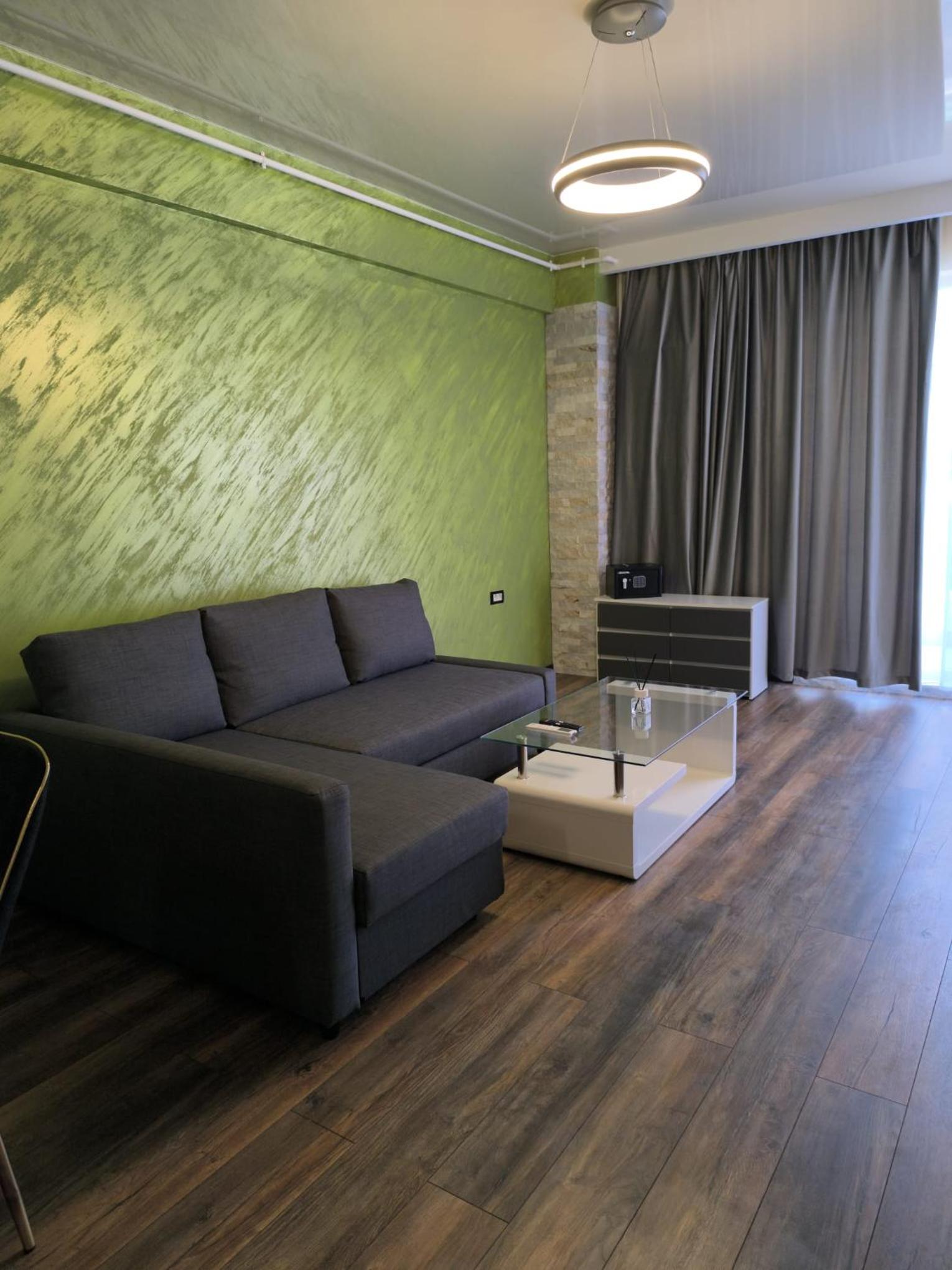 One-Bedroom Apartment photo 1