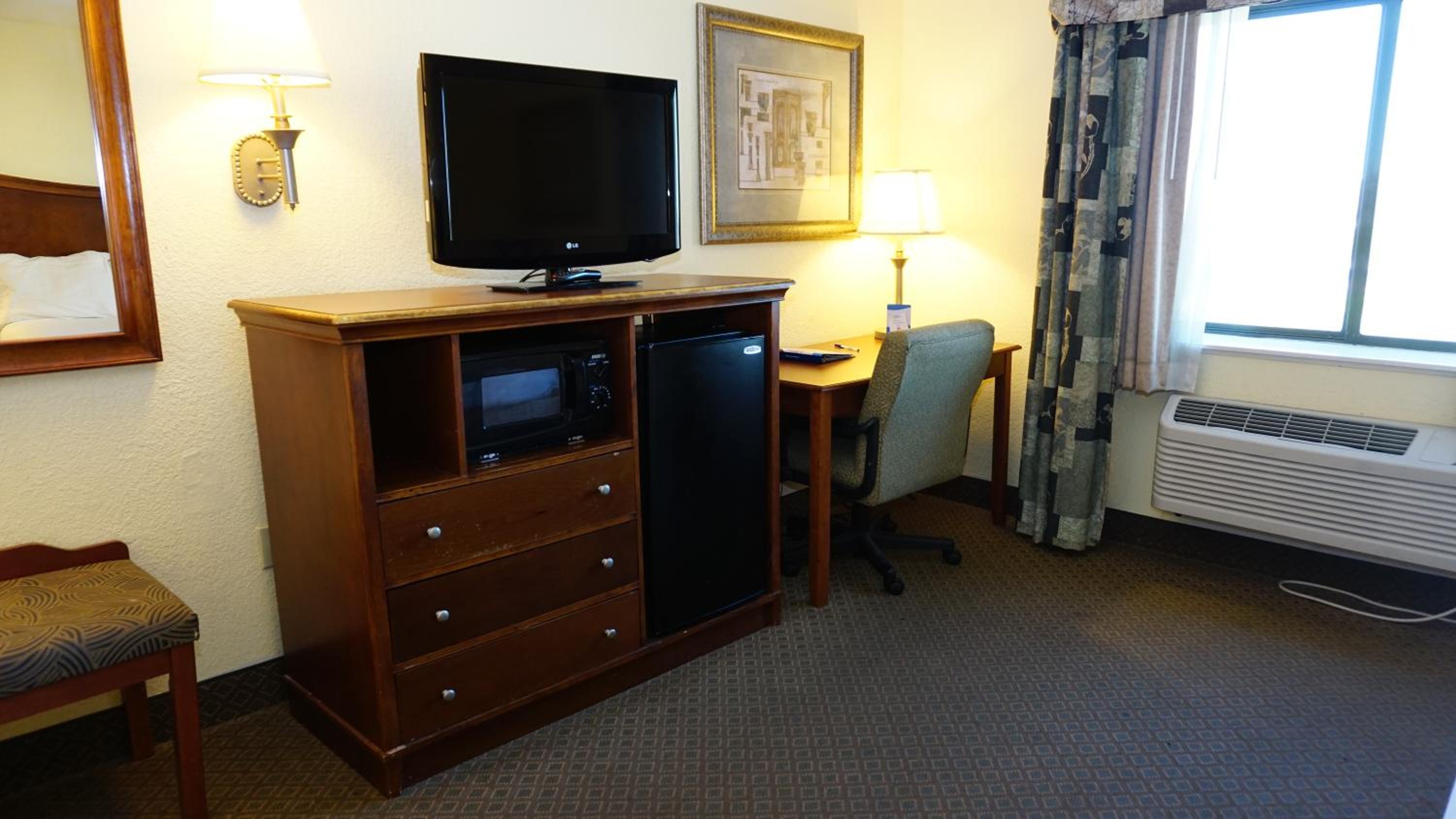Queen Room with Two Queen Beds - Non-Smoking - Photo 1