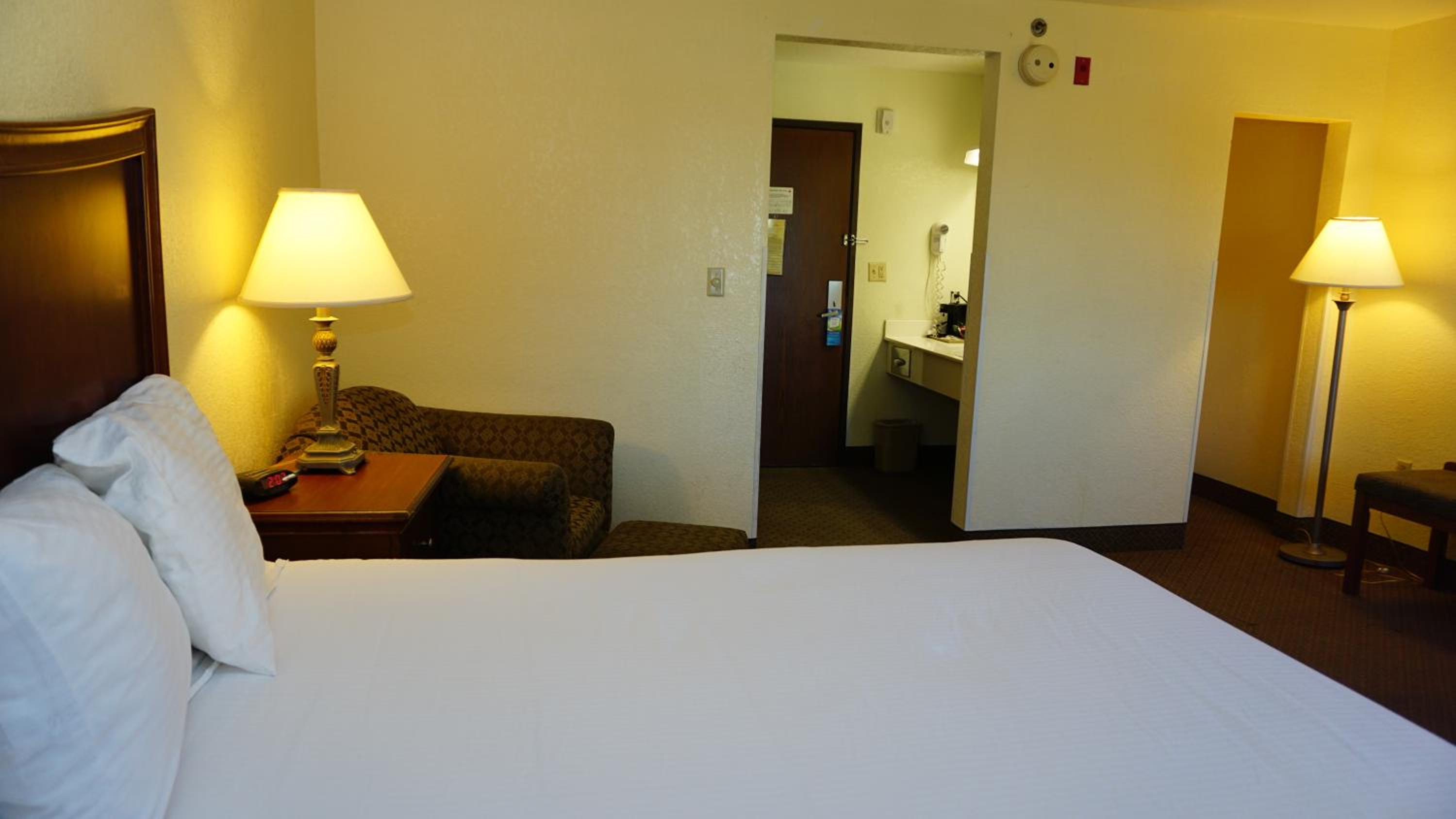 Queen Room with Bath Tub - Mobility/Hearing Accessible - Non-Smoking - Photo 4
