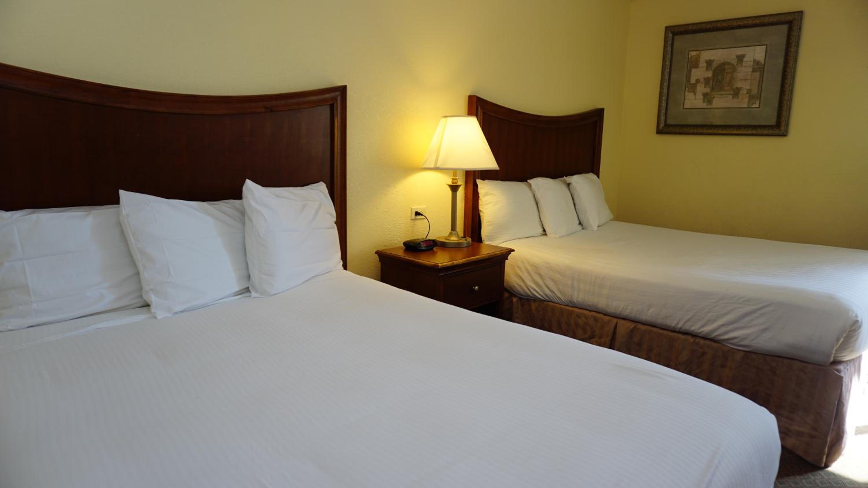 King Suite with Two Queen Beds - Non-Smoking - Photo 3