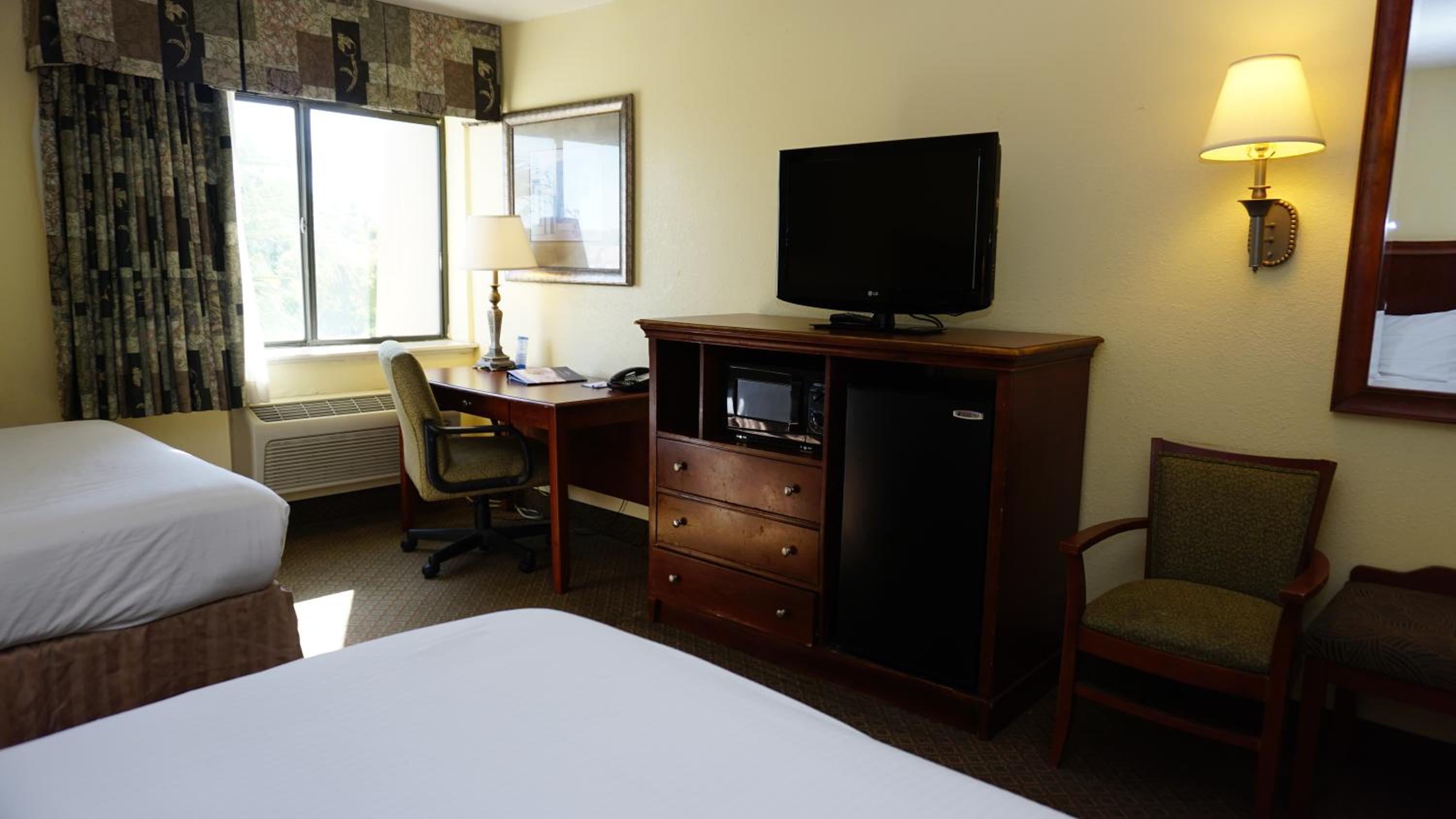 Queen Room with Two Queen Beds - Non-Smoking - Photo 4