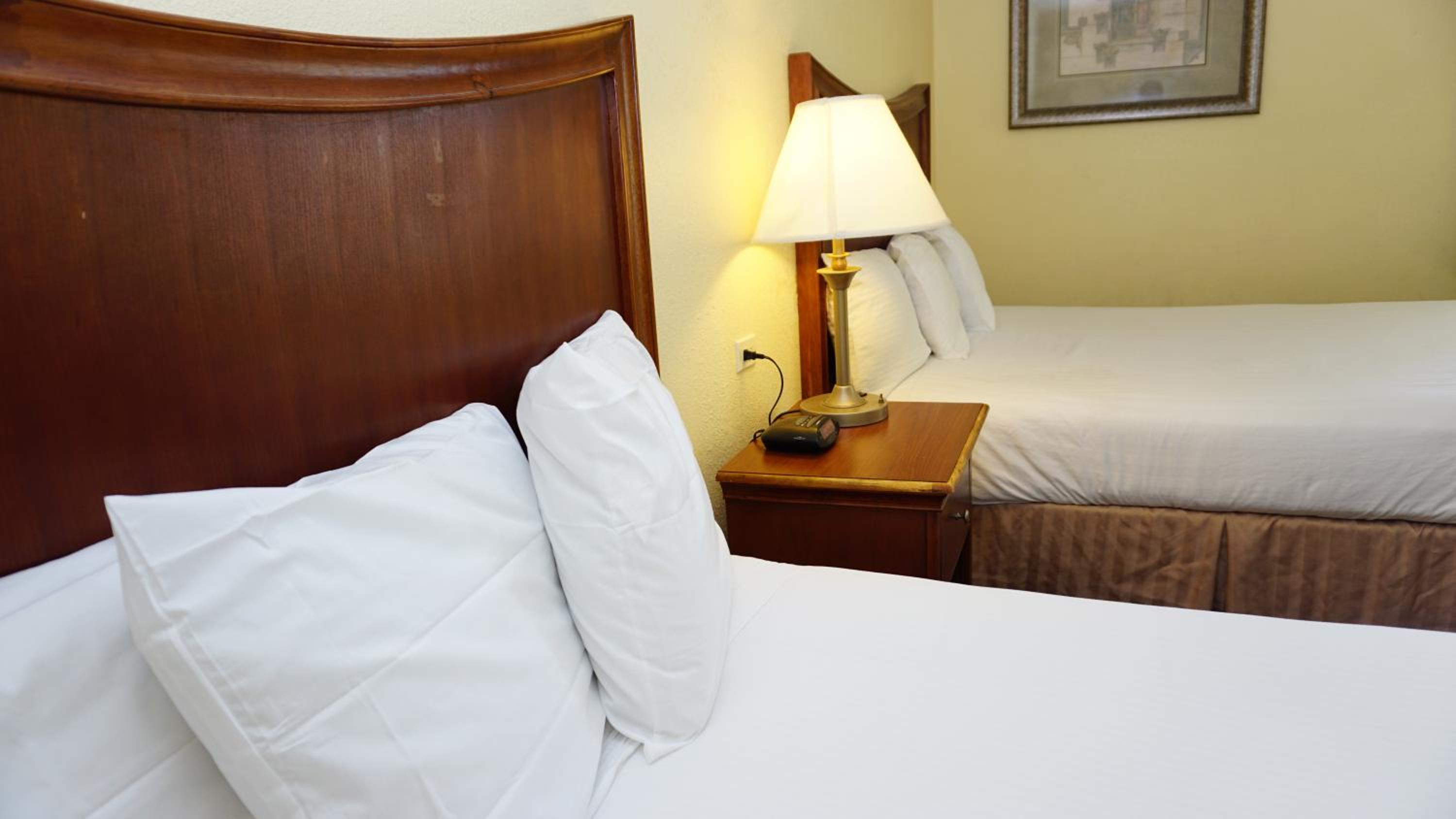 Queen Room with Two Queen Beds - Non-Smoking - Photo 3