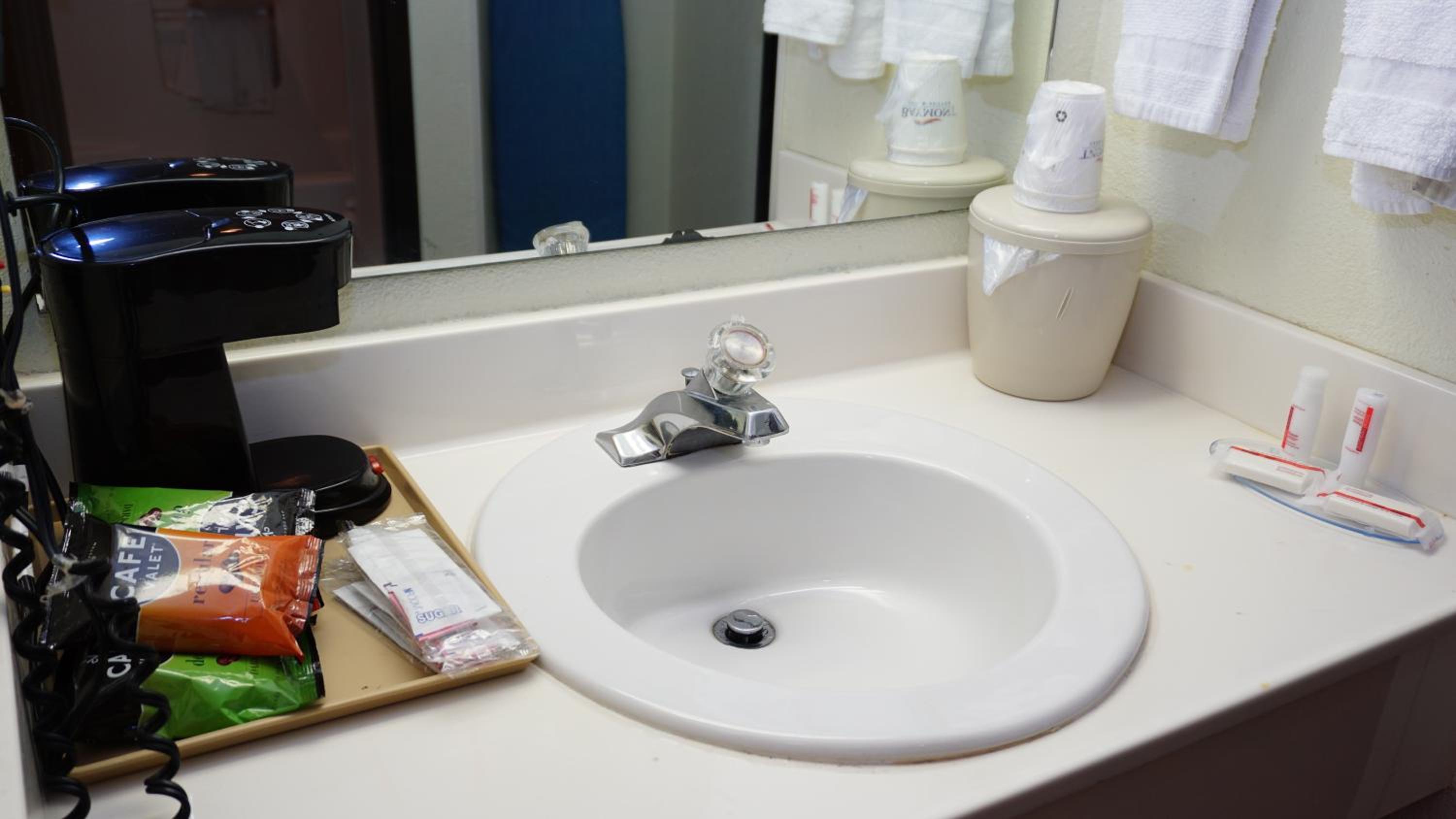 King Suite - Non-Smoking - Photo 2