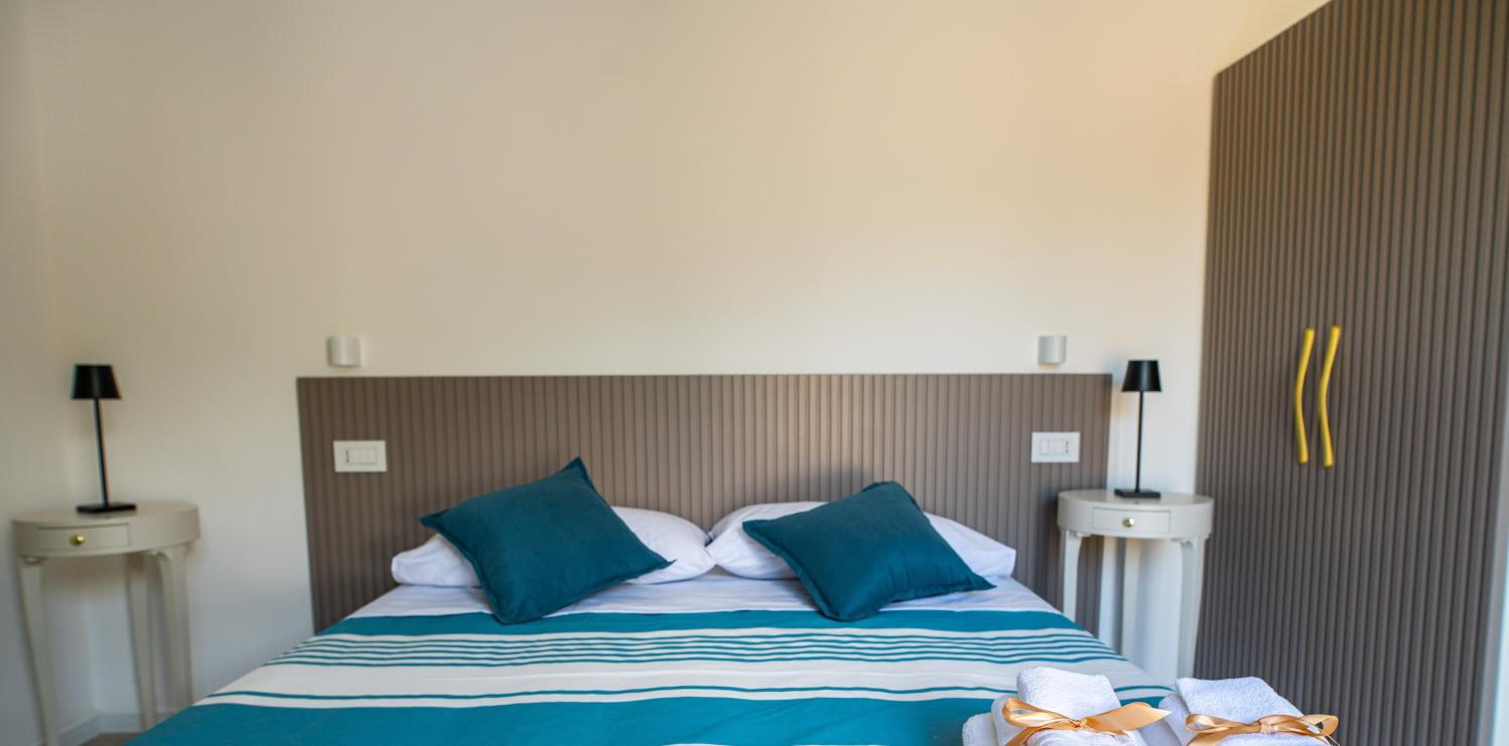 Deluxe Double Room with Side Sea View photo 2