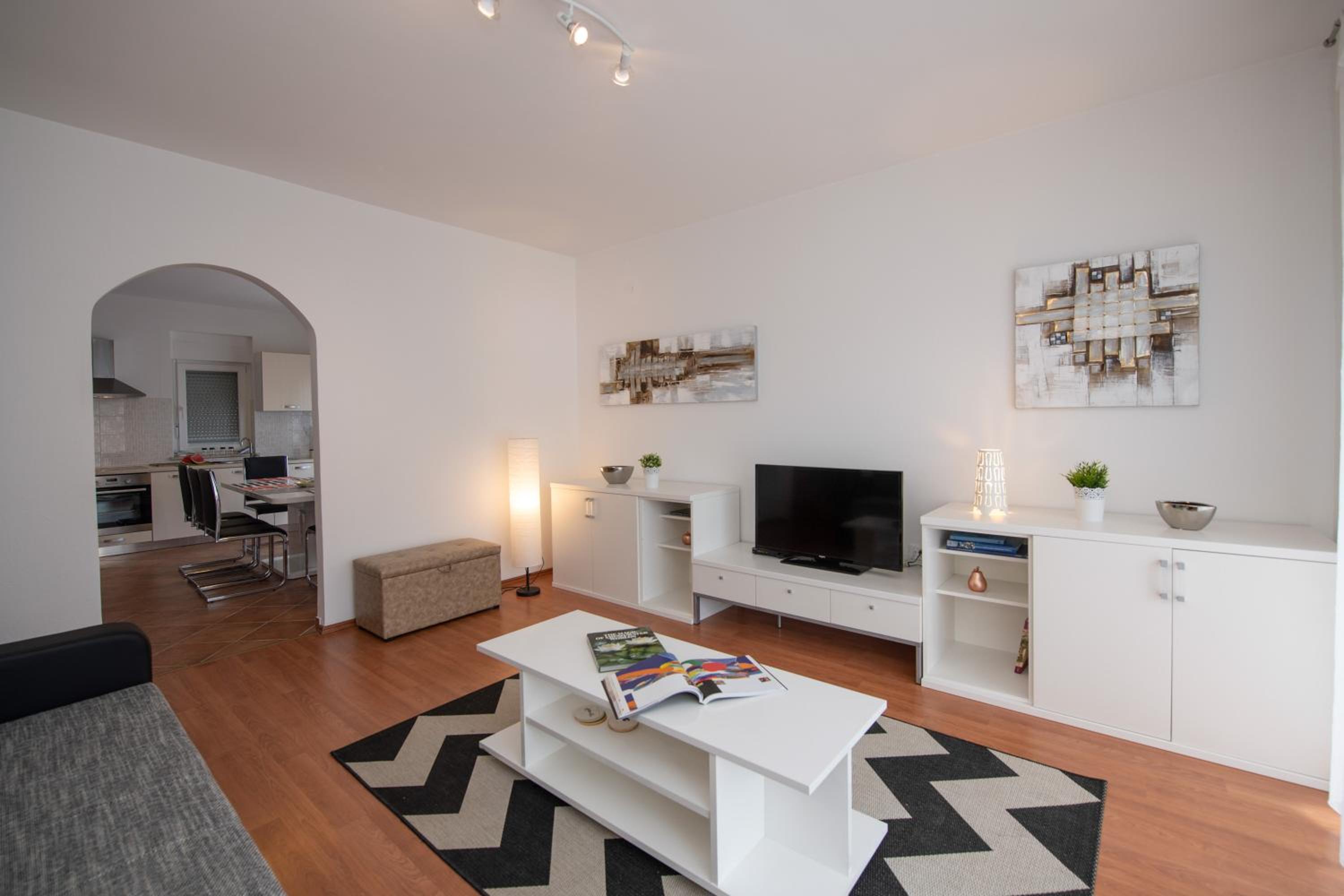 Five-Bedroom House photo 1