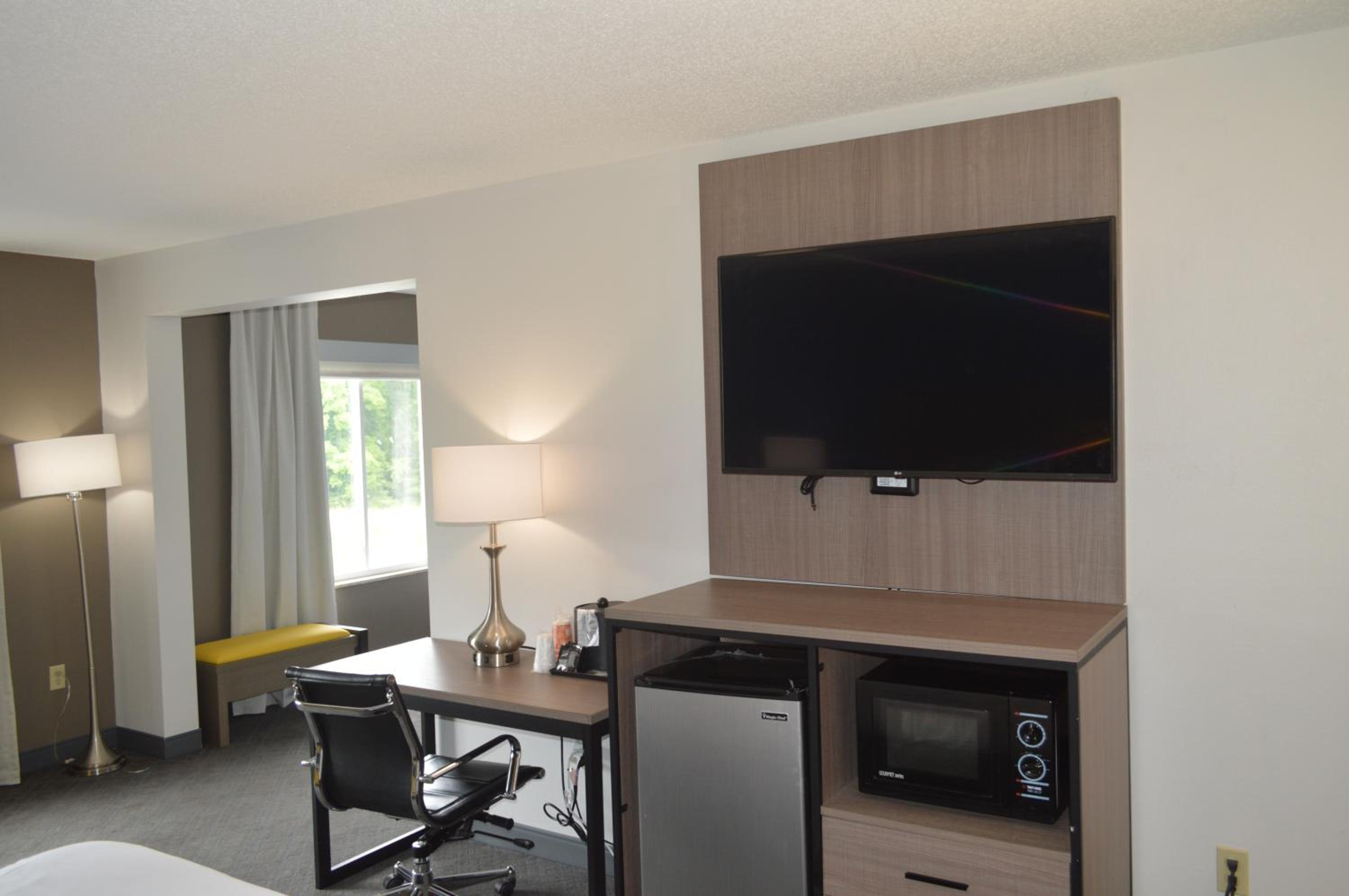King Suite - Non Smoking/Interior Hall - Photo 3
