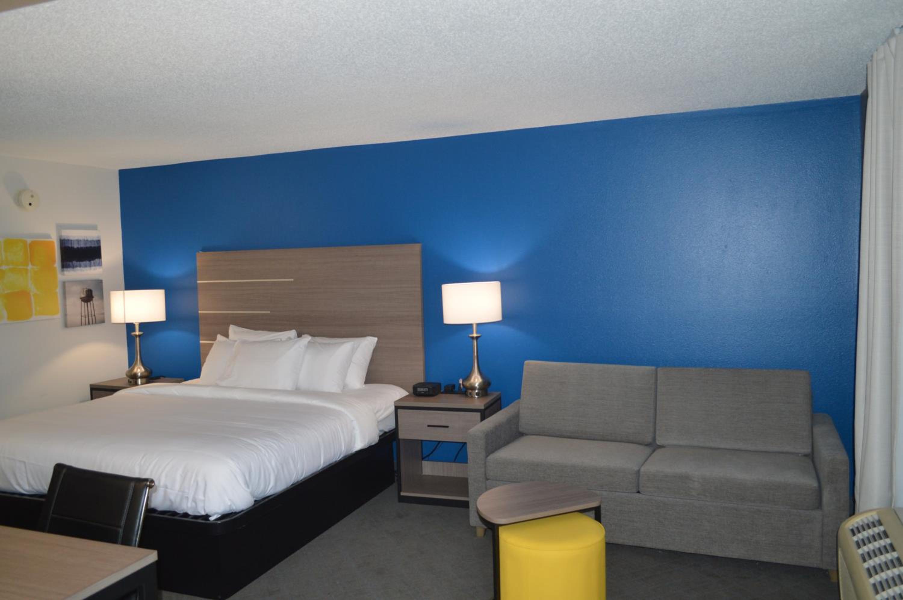 King Suite - Non Smoking/Interior Hall - Photo 4