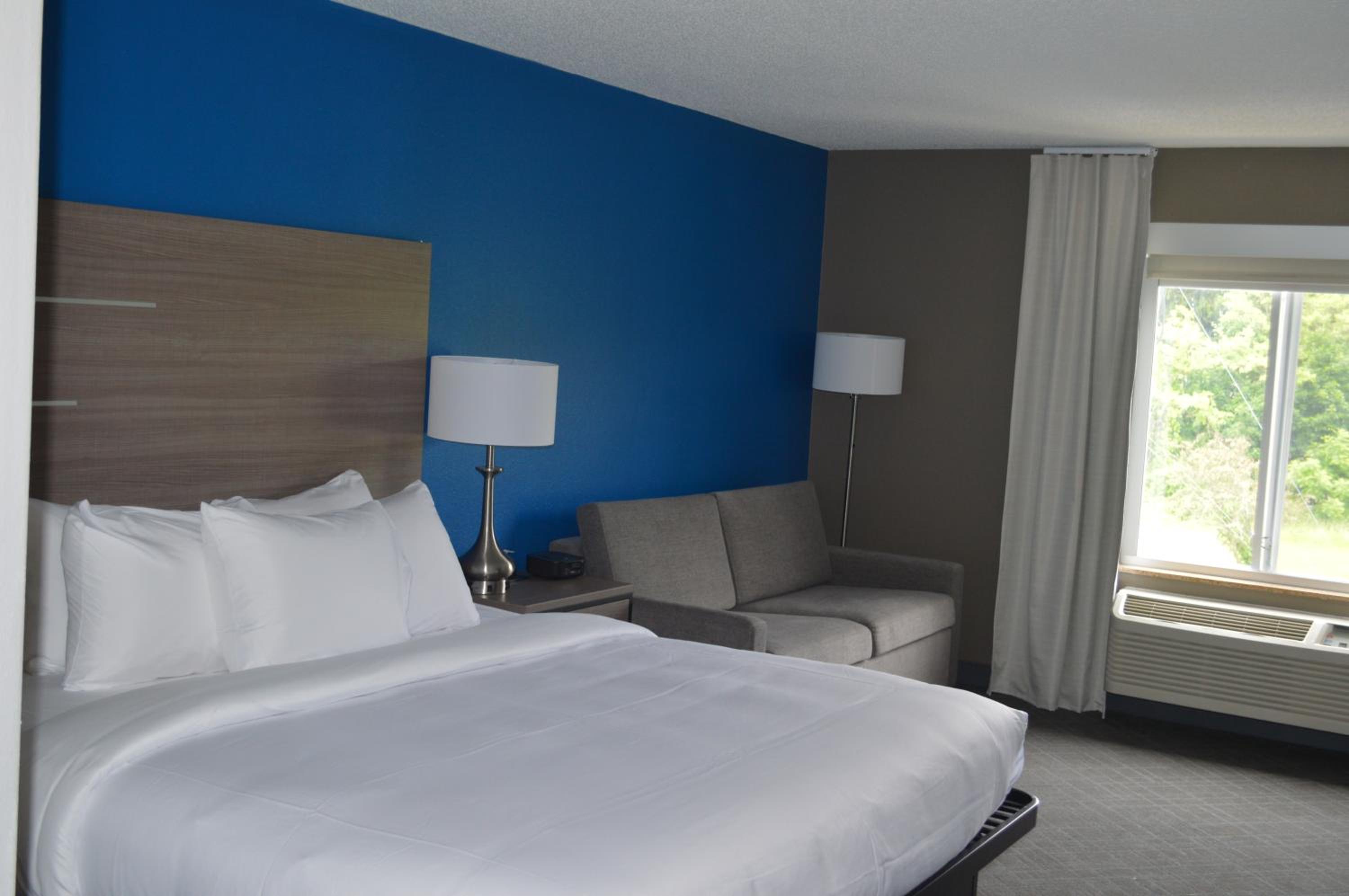 King Suite - Non Smoking/Interior Hall - Photo 7