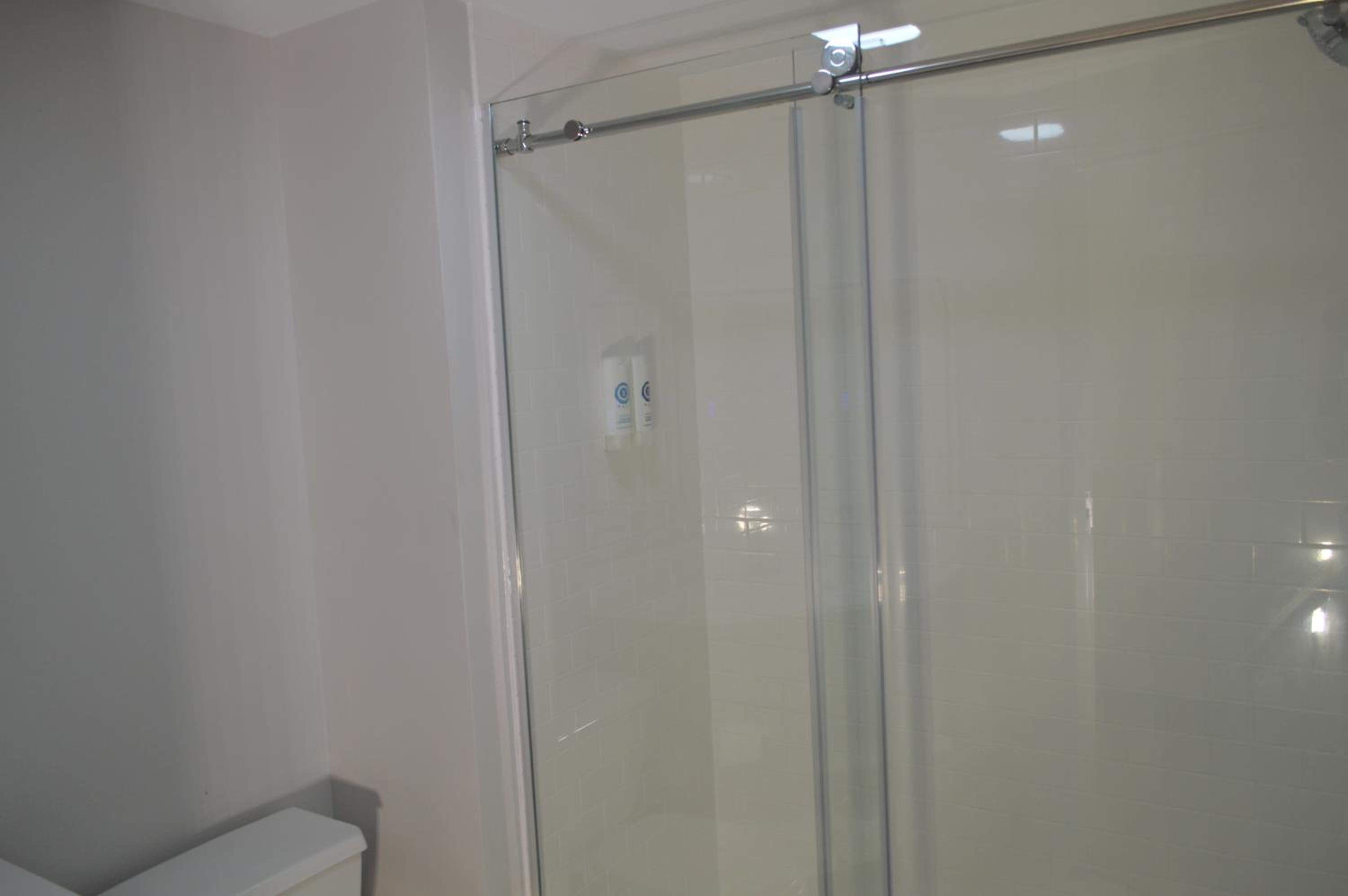 King Suite - Non Smoking/Interior Hall - Photo 5