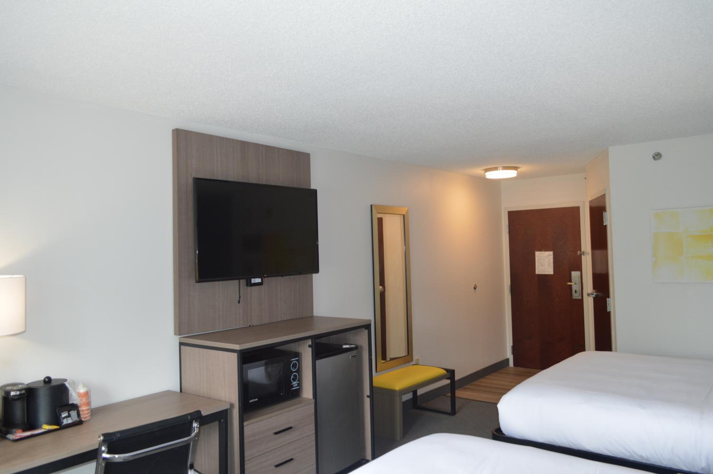 King Suite - Non Smoking/Interior Hall - Photo 6