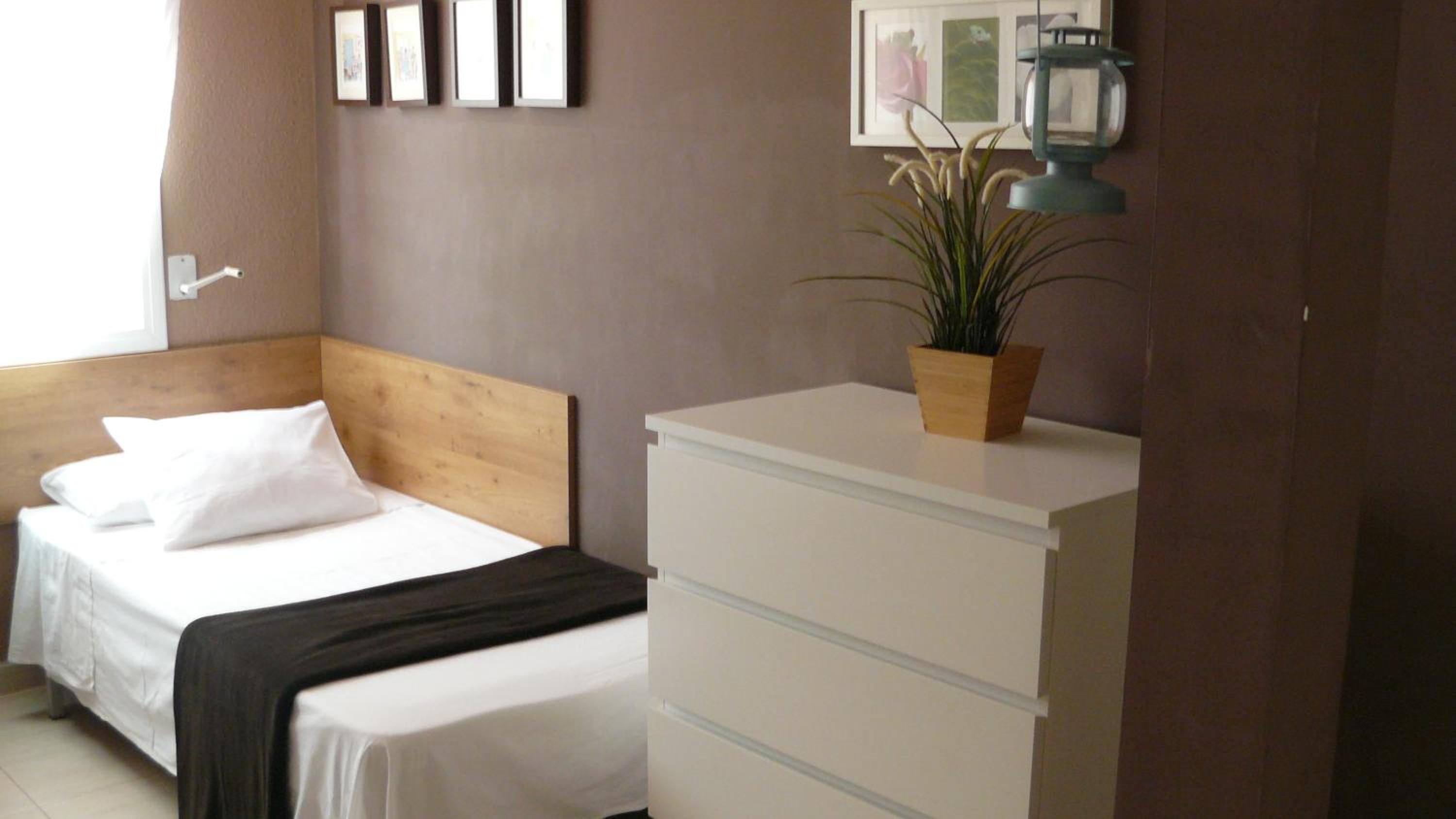 Classic Twin Room with Shared Bathroom photo 2