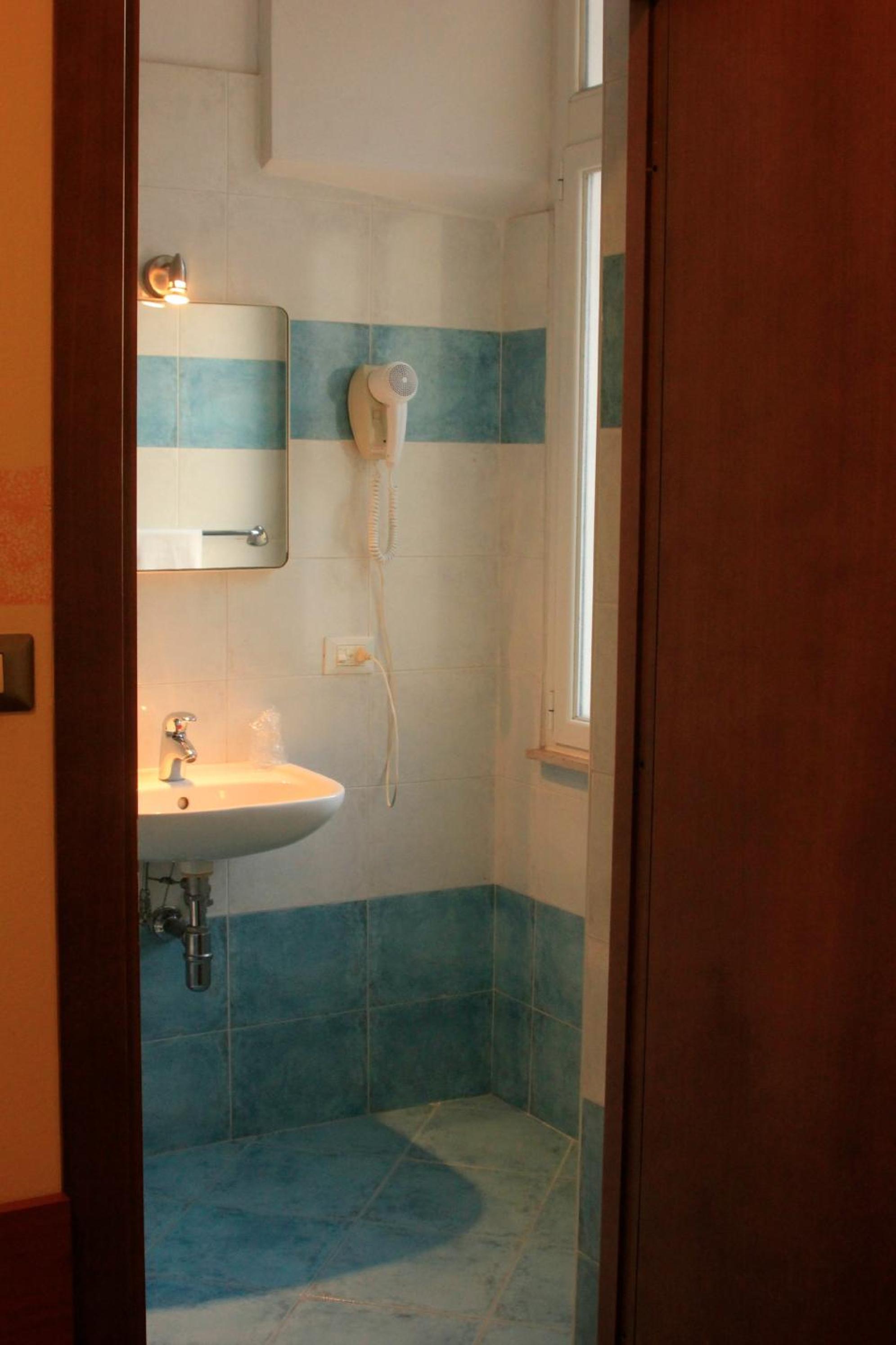 Double Room - Photo 6