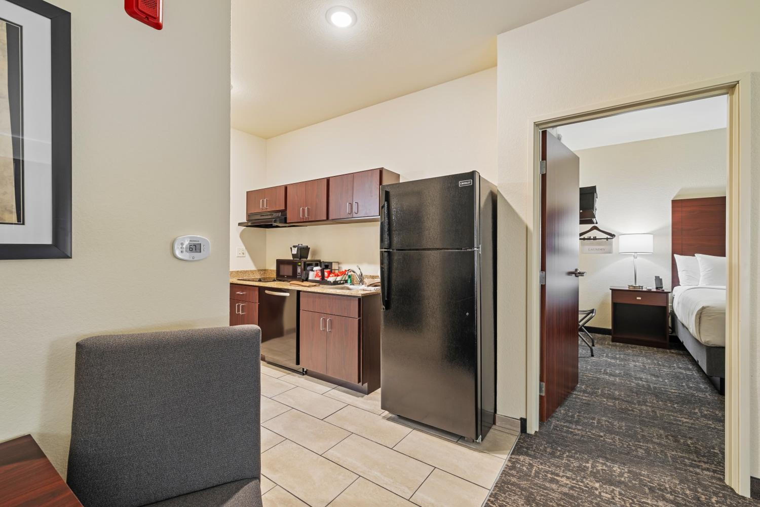 One-Bedroom Suite - Photo 4