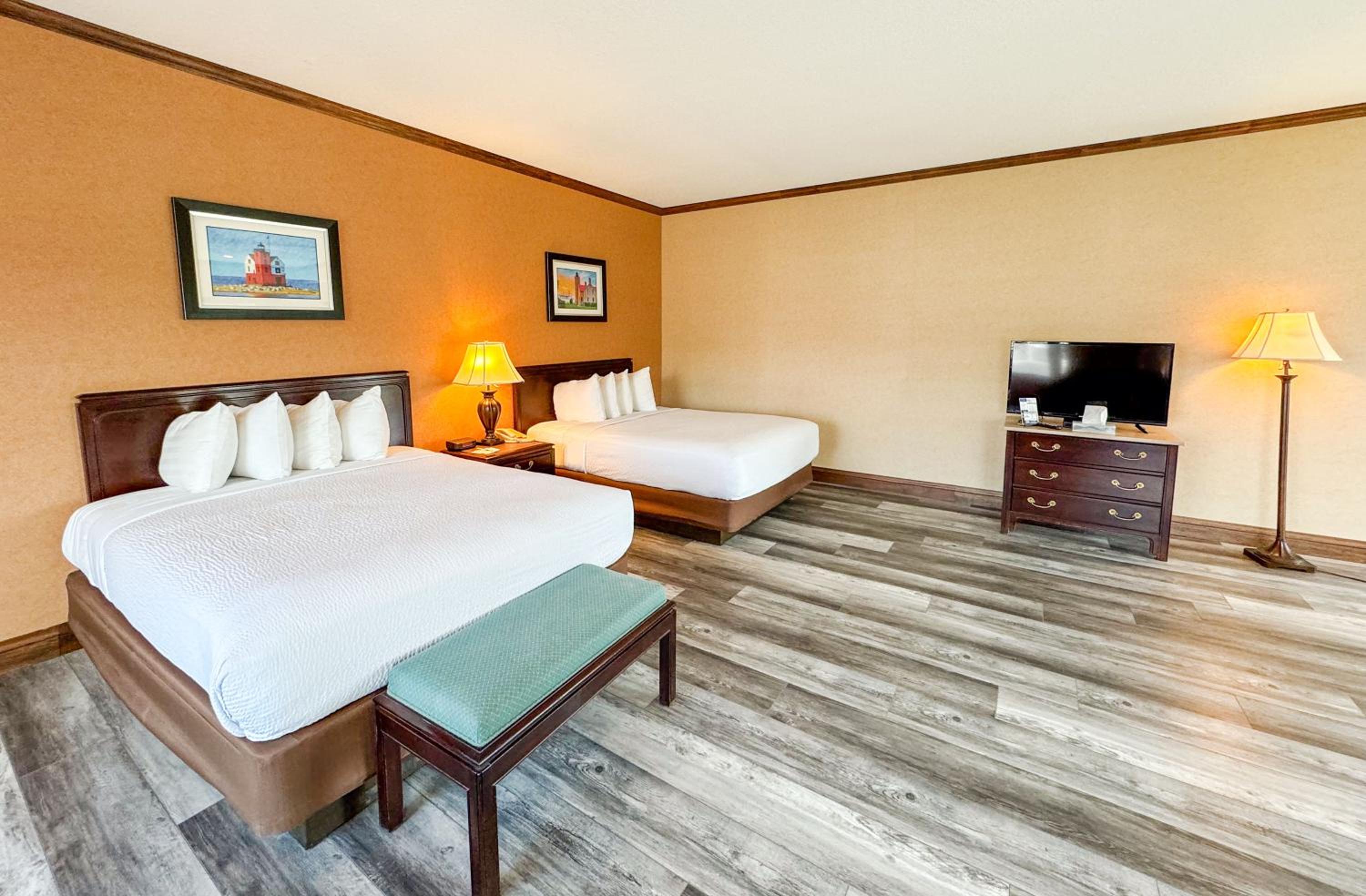 Days Inn by Wyndham Mackinaw City - Lakeview